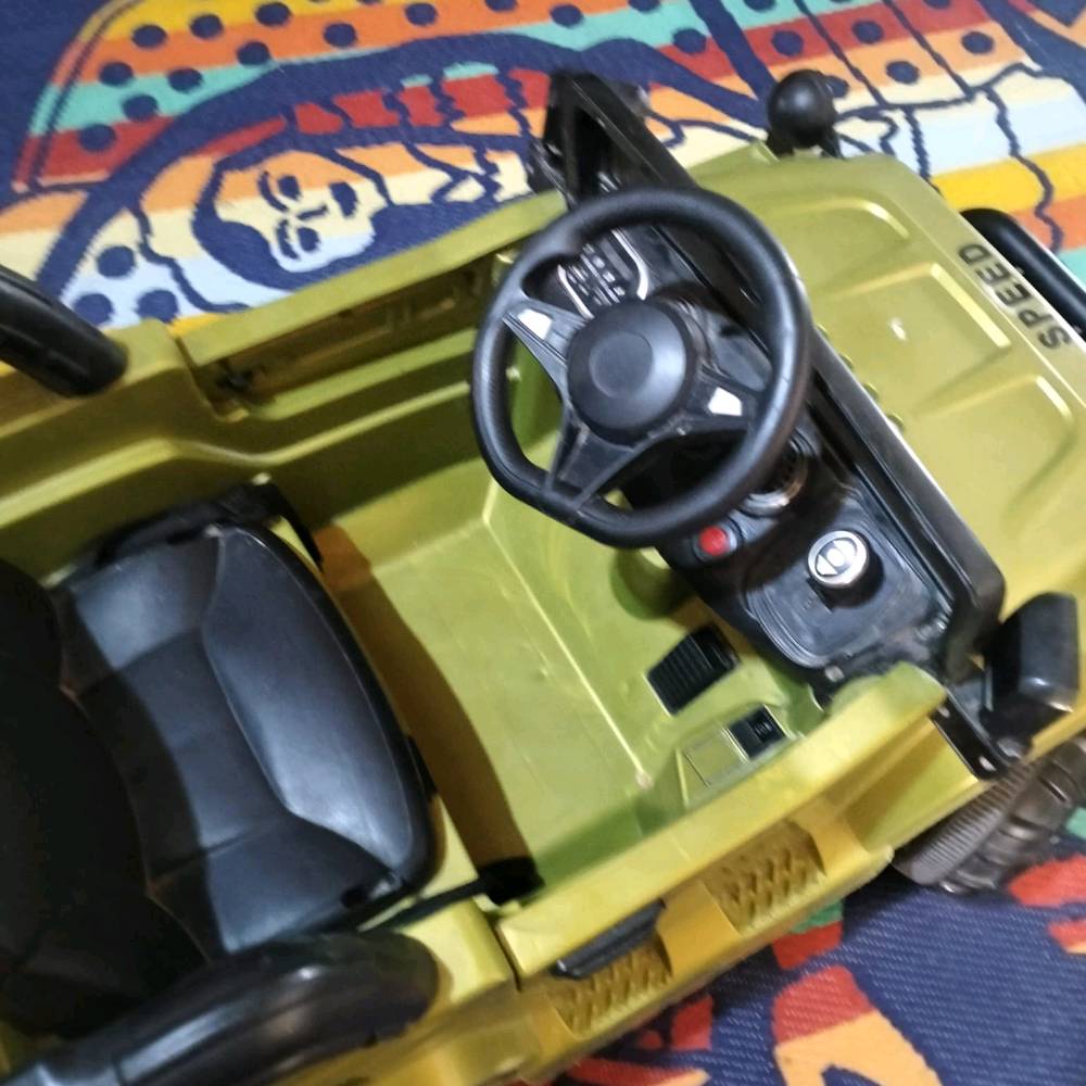 للبيع سيارة شحن أطفال 🚘
​المواصفات:
✅ تشتغل بريمونت للأطفال الصغار + قيادة يدوية للطفل.
✅ تمشي أمام وخلف.
✅ بيها أغاني وموسيقى وإضاءات (كلوبات واشاير وهورن). 
✅ السيارة نظيفة وكلشي بيها شغال.
​السعر: خاص واتساب 
الهاتف: [***********]