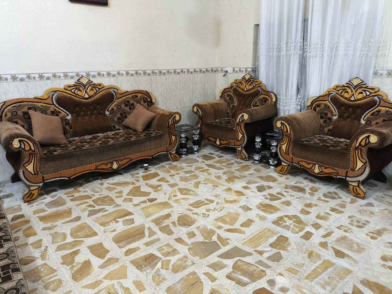 تخم للبيع مع الطبلات 
ب300 الف 
العنوان بغداد الحسينيه الضباط 
***********
