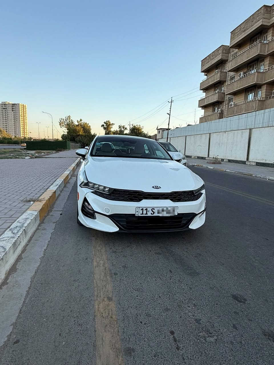 🚗 كيا كي فايف (Kia K5) موديل 2021 - أعلى مواصفات EX 🚗
​المواصفات العامة:
المحرك T1600
​الموديل: 2021
​الفئة: EX (أعلى مواصفات في فئتها)
​المسافة المقطوعة: 73,000 كم فقط
​الداخلية: جلد بيجي ملكي (بحالة الوكالة)
​الميزات الإضافية: تدفئة وتبريد بالكشنات (المقاعد)، مع باقي مواصفات الـ EX كاملة.
​حالة البودي والملاحظات (بكل أمانة وسلاسة):
​البنيد: مبدل نفس اللون (بدون صبغ)، بيه اختلاف بسيط جداً بنسبة تطابق اللون (مو 100%).
​الباب خلف السائق: بيه تعديل بارد قديم، ويحتاج له إعادة تعديل بارد خفيف لليحب يرتبه.
​السيارة بوضع ممتاز وجاهزة للاستخدام.
​السعر وتفاصيل الاتصال:
​السعر المطلوب: 150 ورقة ($15,000) وبيه مجال بسيط جداً للشراي .​الموقع والمعاينة: بغداد - صليخ / سبع أبكار.
​📞 للتواصل والاستفسار: [***********]
