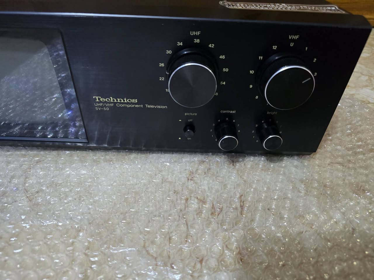 📺 للبيع: تلفزيون وستيريو كلاسيكي (Vintage Technics SV-50) 📺
​للراغبين باقتناء القطع النادرة والأنتيكات والمقتنيات الكلاسيكية المميزة!
​🔹 الماركة: تاكنيكس (Technics) – ياباني أصل.
🔹 الموديل: SV-50 (UHF/VHF Component Television).
🔹 الوصف: جهاز تلفزيون ومستقبل إشارة مكونات كلاسيكي نادرة بتصميم أنيق ومميز جداً ولون أسود فاخر، يحتوي على شاشة صغيرة مدمجة ومفاتيح تحكم كلاسيكية بالصورة والإشارة (UHF / VHF / Bright / Contrast).
🔹 الحالة: نظيف جداً بحالة ممتازة مظهرياً كما موضح بالصور.
🔹 الكهرباء: AC 100V (14W) – صناعة يابانية.
​✨ قطعة أنيقة جداً للمجمعين، أو للعرض والديكور في المنازل، المكاتب، أو الكافيهات الكلاسيكية.مكاني. سماوه اول قطع اليابان اخواني ***********
