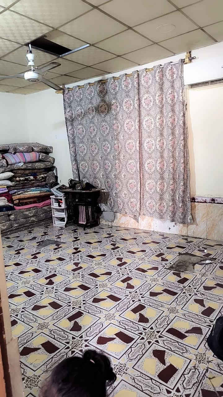 سلام عليكم بيت زراعي سند 25 بي وصل من البلديه مساحه 250  بي غرفتين وصاله وستقبال وطارمه جبيره  وصحيات ومطبخ حار وبارد ومخزن  السطح شتايكر العنوان حي الامين الثالثه   سعر 28وبي مجال ***********
