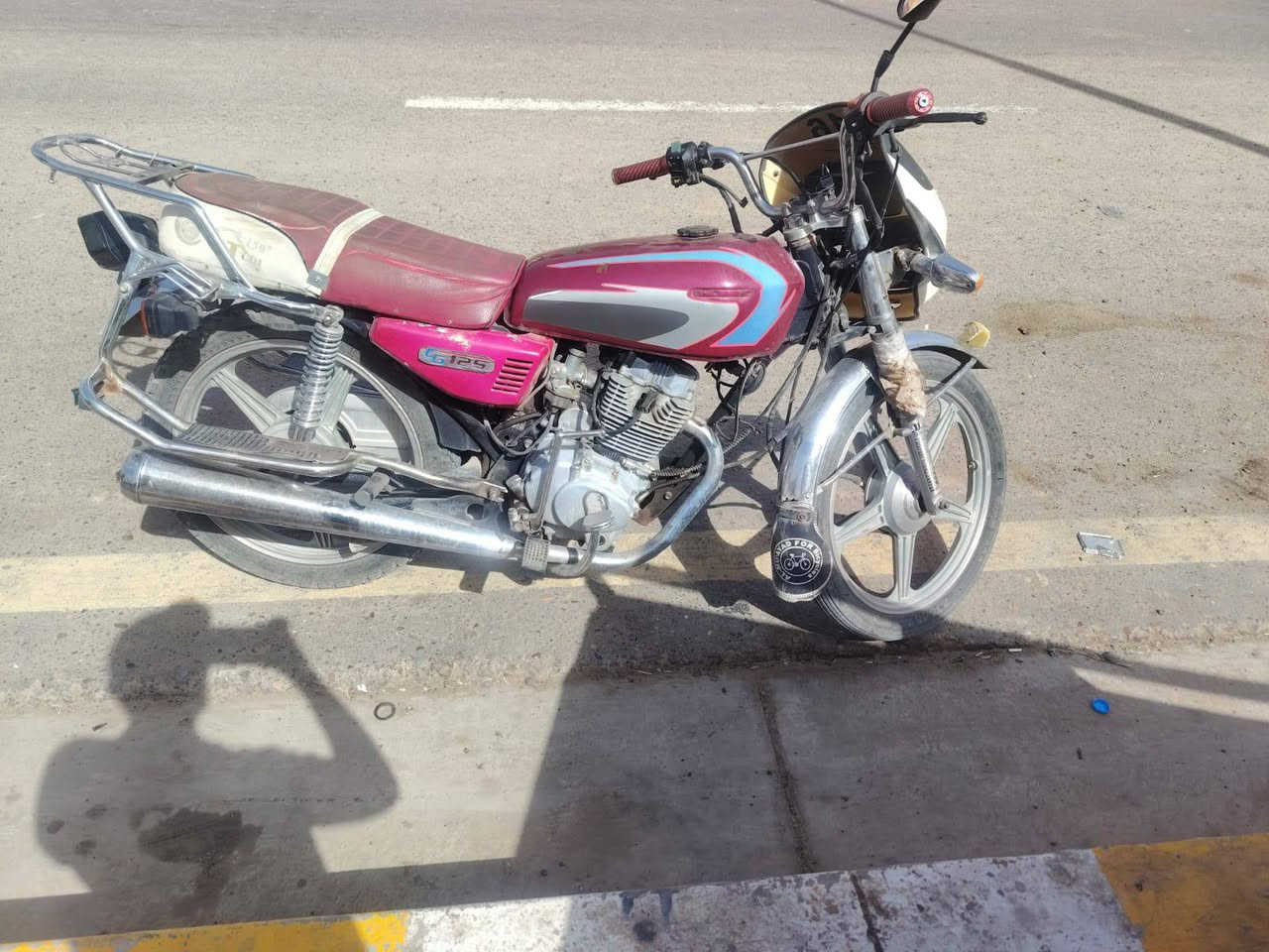 جني ٥ كير موديل ٢٠ 
محرك كهربائيات كلها شغاله 
ماطور ما تصرف عليه ربع تايرات كلها جدد وياله شرط 
مكاني بيجي 
سعره ٣٥٠ وبي مجال 
***********
