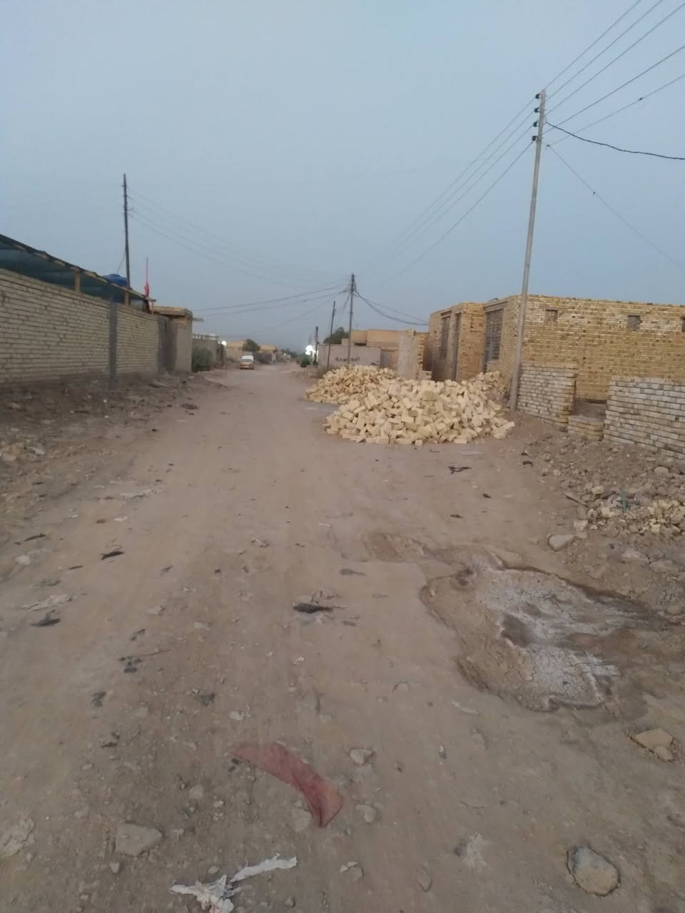 دار للبيع طابو زراعي سند مساحه 200 وفوك  بحي المصطفى قرب بانزين خانه لؤلؤه ع شارع العام قريب للتبليط بنيان غرفتين ومطبخ وصاله 8  أمتار  وديوانيه عشر أمتار كله طابوك كهربائيات درجه أوله الارضيه كونكريت الديوانيه بورسلين  والباقي ملبوخ ومبيض  بس   الارظيه عوزه  سراميك الله شاهد البيوت اليمه كله اسعارهن 100 مليون ***********

