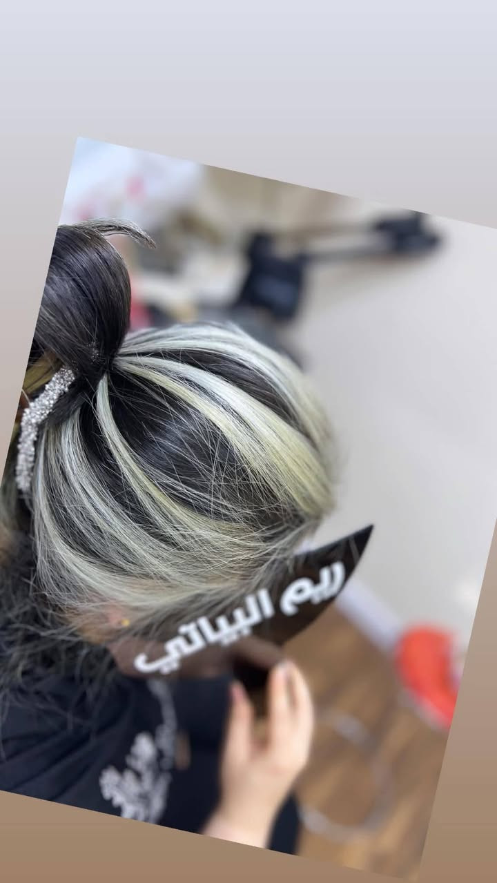 لون شعرچ هو أول سر من أسرار جمالچ ✨
ويا صالون ريم البياتي، كل لون إله حكاية 🤎💇‍♀️
صبغات راقية ولمسة تخليچ تتألقين 😍
للحجز والاستفسار التواصل مع الصفحة
ريم البياتي 
#بسماية #بغداد #اكسبلور #متابعة #اكسبلورر

نص مكتوب في الصور:
- ريم البنا...