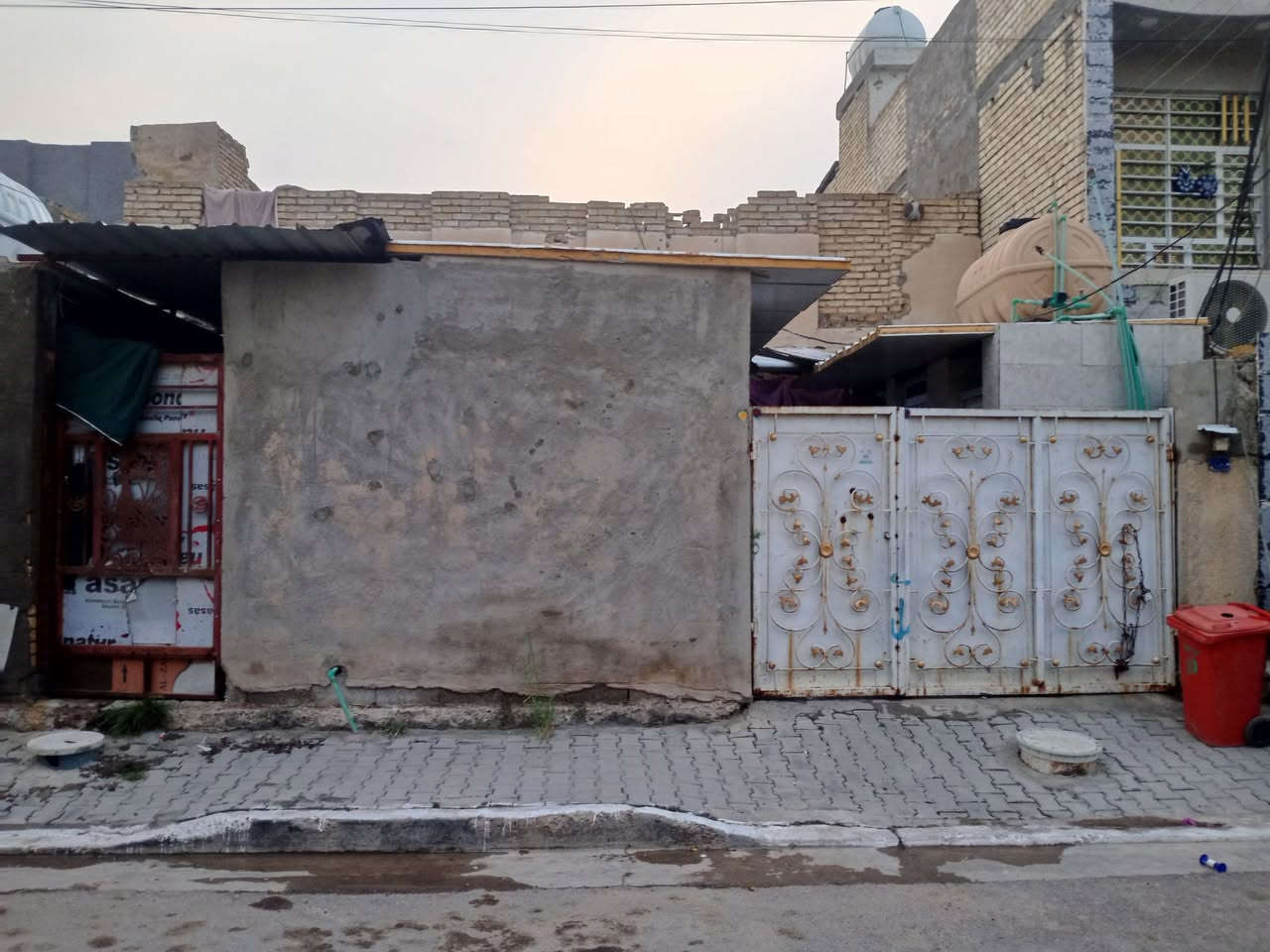 السلام عليكم
⚠️يعلن مكتب عراق السلام للعقار 
      عن توفر 
🏠 منزل للبيع مساحة 200م طابق واحد
      قرب جامع النور البيت مدخلين
 استقبل +مطبخ +صحيات + ترك وغرفتين نوم
وبقية التفاصيل مثل ما واضح مقطع الفديو 
للاستفسار الاتصال على الارقام :
رياض التميمي
***********
لؤي التميمي 
***********
قصي التميمي 
***********
أو زورنا في مكتبنا مكتب (عراق السلام) للعقار 
العنوان : شارع جامع النور
اهلا وسهلا بيكم
