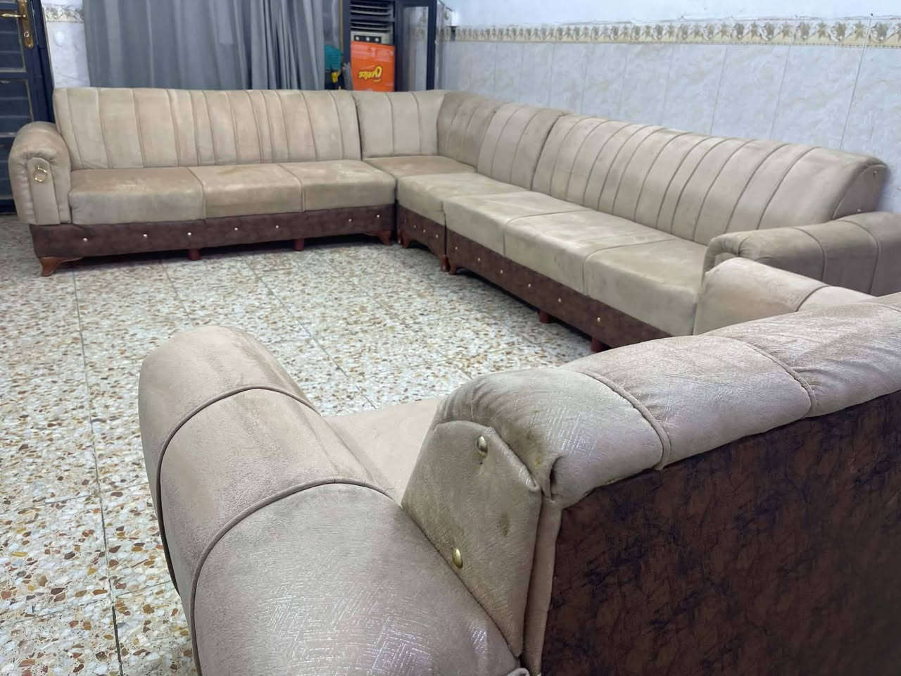 عشره مقعد كلش ثكيل لون بيجي بدون ضرر السعر 190..***********
