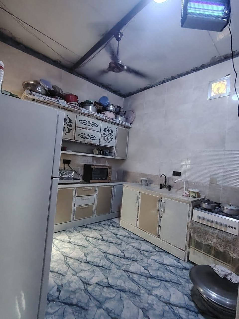 السلام عليكم بيت طابو زراعي الجزيرة المساحة الكلية 200 متر والبناء 100 متر يحتوي على غرفتين نفس الحجم 50×3 ×50×4 الصالة 50×6 ×6 المطبخ 50×3 ×50×3 الحمام مشترك 50×1 الحديقة مساحتها 100 متر بيها زرع الواجهية عرض 10 متر والنزال 20 بيت سندويش الشارع مكتمل من ناحية الخدمات بوري ماء انارة كهرباء كله قريب يم الباب العنوان الجزيرة الريان نزلة ابو علي النجار ثاني فرع على اليسار السعر 65 مليون رقمي ***********
