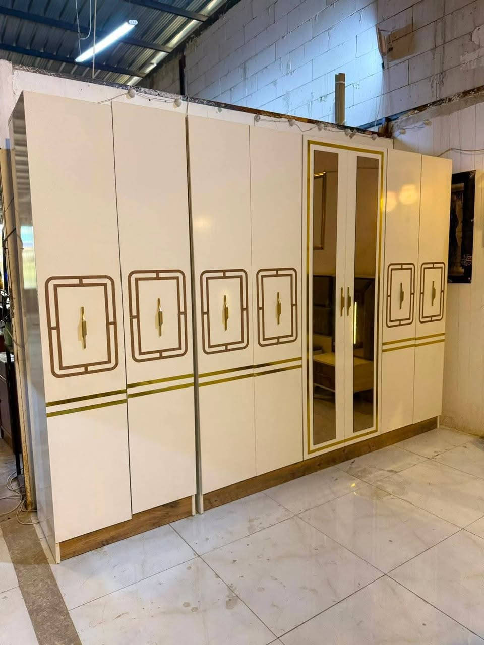 للبيع غرفة تركية 8 قطع مستعجل ماعندي مكان واريد اشيل ***********
