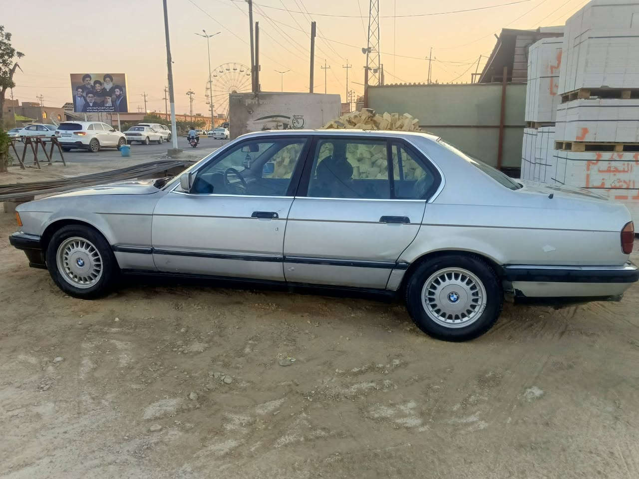 السلام عليكم 1990 حجم 730 6سلندر مكينة وگير وحدادية وتخم تاير كهربائيات كلها شغالة على الشرط رقم أنبار مشروع وطني لل28 شرط التحويل مكانها الديوانية *********** أتصل واتساب بيع أو مراوس
