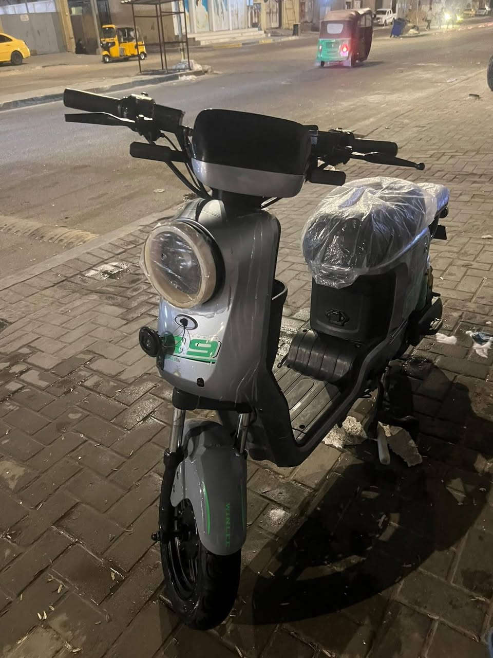 دراجة شحن موديل 26 بطاريات 32 بيهن مطفوخات شويه شغاله وتخبل كهربيات هاي كلهه جديدة كفرات لاكسر لازنجار نضاف ب  بلاتوث مسجل عالي السرعة 4نمر كلوبات ايشاير كلشي شغال ***********
