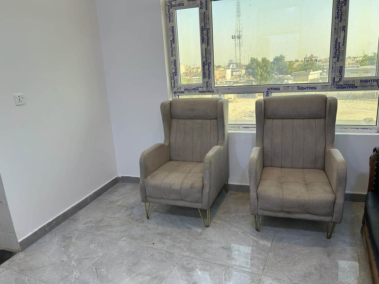 تخم عدد 2 للبيع
الاسود  8 مقاعد سعره 220
السمائي 10 مقاعد سعره 325 وبيهن مجال 
مكاني بغداد حي الجهاد 
***********
