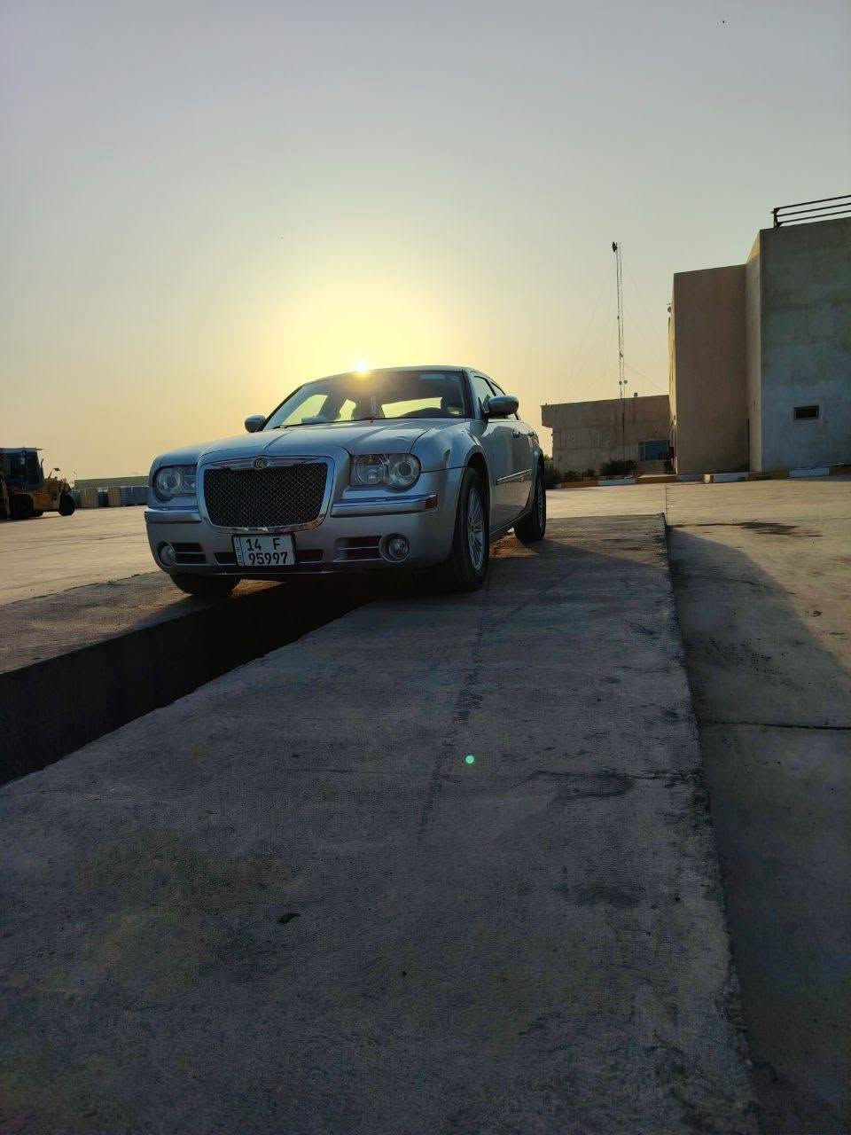 اوباما 2010 كندي مابيها ضربه فقط باردات محرك ٣ونص جديد شرط الفحص سياره شخصيه صالها عندي سنه ونص وانا رابع مالك للسياره.... مبدل الها ضفيره اول ما شتريتها وجميع حساسات وصيانه كامله مسويلها السياره ينقصها بس تايرات.... باسمي السياره وعندي اهم شي تحويل  رقمها جديد انكليزي  وسياره جاهزه مكاني البصره الزبير وسعرها 125
***********
