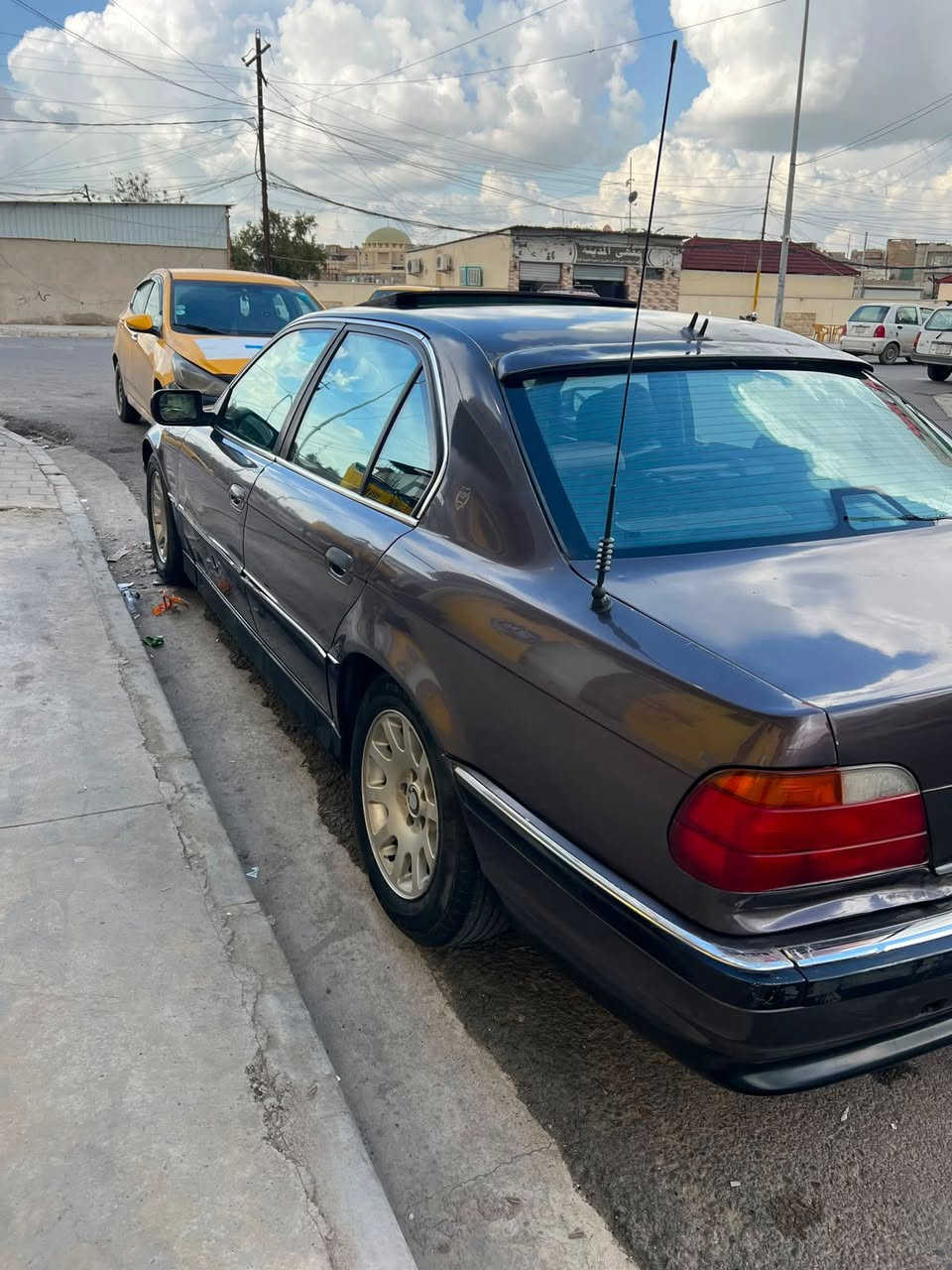 BMW740i
موديل 1995
كير ومحرك شرط 
مرايات شفط + صندوك شفط 
جامات كهرب + تحكمات ستيرت كلها شغاله 
سعرها 60 وبيها مجال 
تبريد شغال 
كوبون بيها
***********
بيع او مراوس
