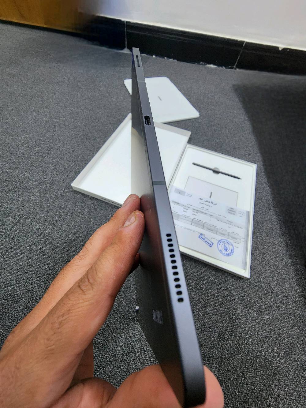 للبيع: تابلت Samsung Galaxy Tab S9 Ultra 
(مع الكارتونة)
​الجهاز نظيف جداً جداً وخالي من أي خدوش أو عيوب (أخو الجديد).
​📋 المواصفات الأساسية:
​المساحة الداخلية: 512 كيكابايت (مساحة ضخمة لتخزين الملفات والألعاب).
الرام الداخلي 12 كيكا بايت
​نوع النسخة: Wi-Fi (واي فاي).
​الشاشة: عملاقة بحجم 14.6 بوصة من نوع Dynamic AMOLED 2X، تقدم أداء خرافي بمشاهدة الفيديوهات والألعاب.
​الأداء: معالج قوي جداً Snapdragon 8 Gen 2 for Galaxy يشغل أقوى اللعبات والتطبيقات بسلاسة تامة.
التابلت ضد الماء والغبار بالكامل
​الملحقات: ( الكارتون الخاص بالتابلت، والقلم الأصلي غير مستخدم، وكيبل الشحن الأصلي غير مستخدم)
​السعر: 850 الف 
​مكان السكن: [الديوانية]
​للتواصل والاستفسار: (الاتصال او المراسلة على الواتساب على الرقم: [***********)
يوجد خدمة توصيل في الديوانية والنجف فقط
هل التابلت بعده عليه ضمان، وإذا نعم شكد مدته ومنو شركة الضمان؟: 
صار سنتين ماخذه وضمان برج العرب
شنو سبب البيع؟ والجهاز استعماله قليل لو مستخدم بشكل طبيعي؟: 
فقط اريد ابيعه لان ما استخدمه واستعماله قليل 
بالنسبة للبطارية والشحن: أكو أي ملاحظات مثل ضعف بالشحن، سخونة، أو نزول سريع؟: 
لا ابد
هل الجهاز مفتوح على حسابك وجاهز للتسليم، أو بعده مربوط بحساب/قفل؟: 
نعم
السعر 850 ألف نهائي لو بيه مجال بسيط للمساومة؟: 
نهائي