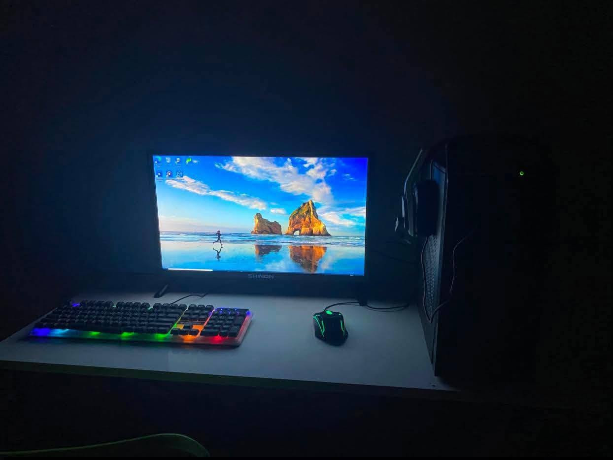 كمبيوتر بي سي للبيع 
المعالج CI3 جيل رابع الفئه القويه 
هارد 256 ssd السريع 
دبل رام  4GB 
شاشه شينون 1080 60Hz
كيبورد و ماوس ضوئي احسن نوعيه 
كيبلات كامله مناسبه للدراسة والتصفح والالعاب 
سعرها 220 وبيها مجال 
مكاني بغداد *********** بغداد, العراق
