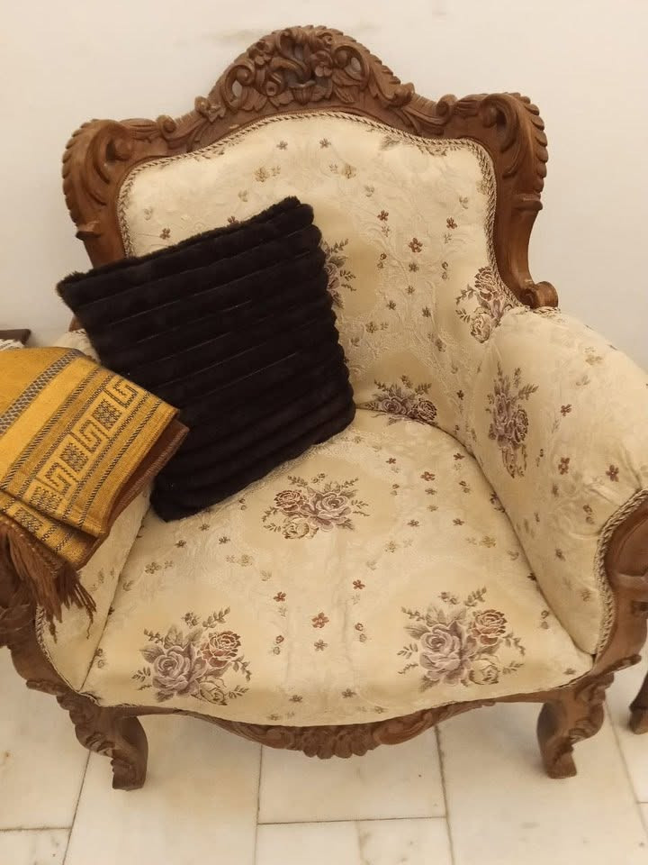 🛋️ للبيع: تخم كلاسيكي ( ملكي ) فخم بنقشة خشبية مع طبلات باسطح رخامية بحالة نظيفة جداً

يتكون من : 2 كنبات كبيرة + 4 كراسي + 4 طبلة جانبية + 1 طبلة وسطية كبيرة

 الحالة: مستعمل بحالة جيدة جداً ونظيفة (محافظ عليه وخالي من التمزقات أو العيوب الظاهرة).

 سبب البيع: التبديل بموديل جديد فقط.

 السعر: [700،000] دينار (قابل للتفاوض بحدود معقولة).
 الموقع: [اليرموك - بغداد]

📞 للإستفسار : ***********

*** ملاحظة يتوفر ايضاً زولية كبيرة متناسقة مع الوان التخم ***
