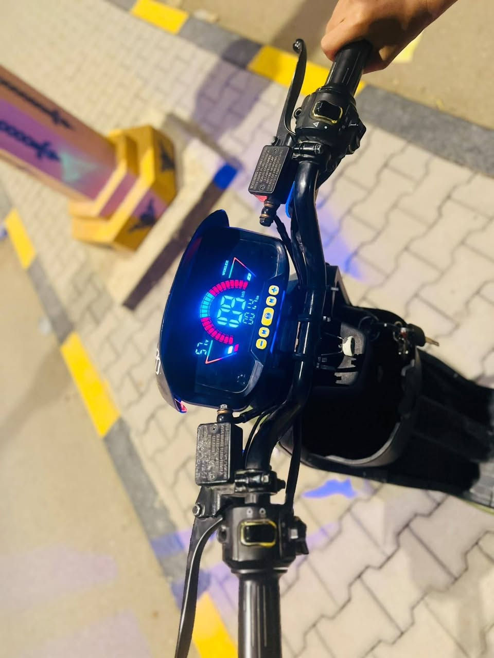 R9 ٢٠٢٦ • ٦ بطاريات ٣٢ • لون زيتوني