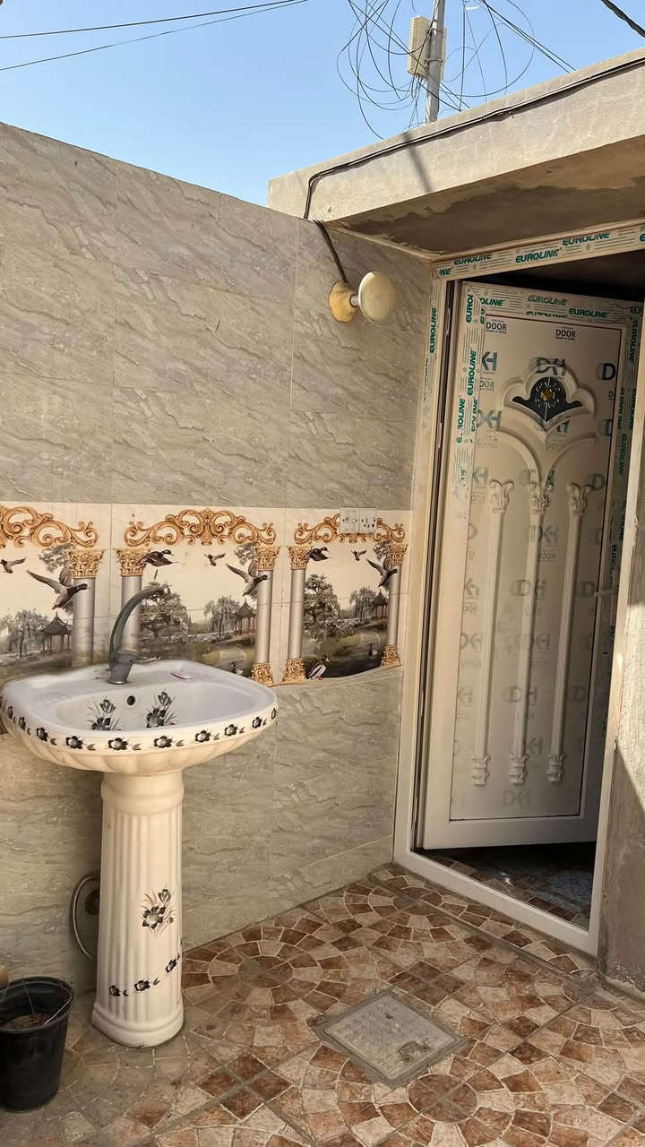 عقار مميز للبيع - طابو صرف 🏠
فرصة ممتازة لامتلاك بيت جاهز وبناء متين في موقع ممتاز!
📍 الموقع: منطقة الشباب الثانية (الشيشان)
السند: طابو صرف
المساحة: 160 متر مربع
تفاصيل البناء: طابق واحد وبناء ممتاز  
 استقبال واسع  
 صالة معيشة  
 مطبخ  
 غرف نوم عدد (2)  
 صحيات داخلية وخارجية  
 منور عدد (2) لتهوية وإضاءة ممتازة  
 بيتونة بعرض 7 متر  
بالنسبة للسعر ما اكدر اذكرة بسبب بعض الناس 

📞 للتواصل والاستفسار:
يمكنكم الاتصال، المراسلة عبر الواتساب، أو الإرسال عبر الخاص:
📱 ***********
