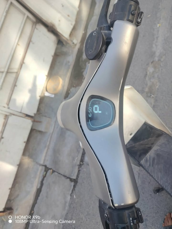 دراجه شحن ليثيوم سعر ٣٥٠ الف 
اي ستفسار متواجد واتساب ***********

نص مكتوب في الصور:
- O HONOR X9b 108MP Ultra-Sensing Camera
- HONOR X9b
- 108MP Ultra-Sensing Camera