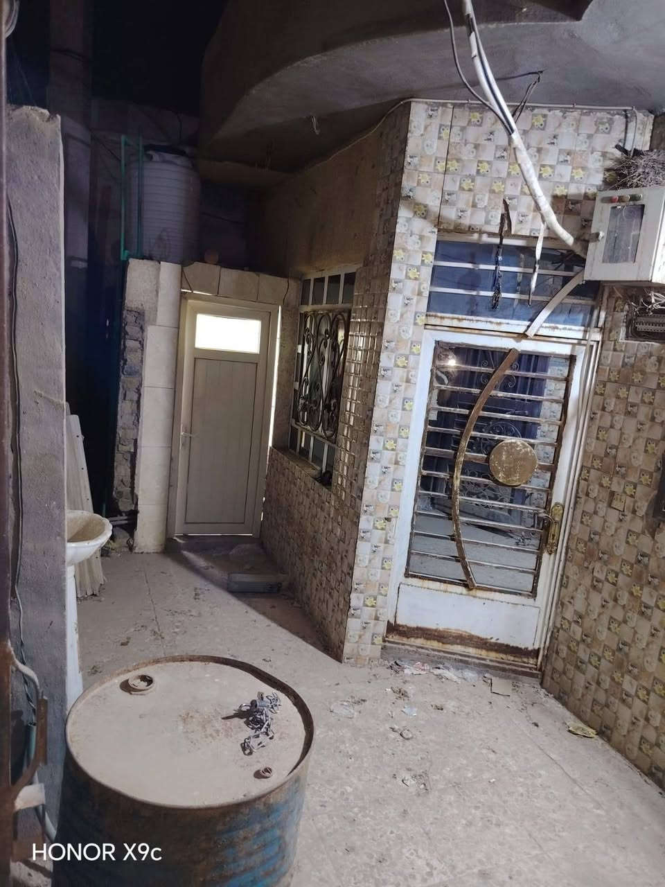 السلام عليكم 
بيت للبيع في كربلاء المقدسة الحر الصغير البوبيات حي المرتضى بيت مساحه 100 متر واجهة 7 وربع ونزال 14 البيت يتكون من طابقين 
الطابق الأول طرمه وصحيات ومطبخ واستقبال وهول وملحق صحيات داخلية من حمام وتواليت ومنورين وغرفة. 
الطابق الثاني يتكون من هول وغرفة ومخزن وسطح والبيت يحتاج ترميم
والبيت متروك صار 3 اشهر وفارغ
السعر 70 مليون   
للاستفسار اكثر الاتصال على الرقم 
‏‪***********‬‏
