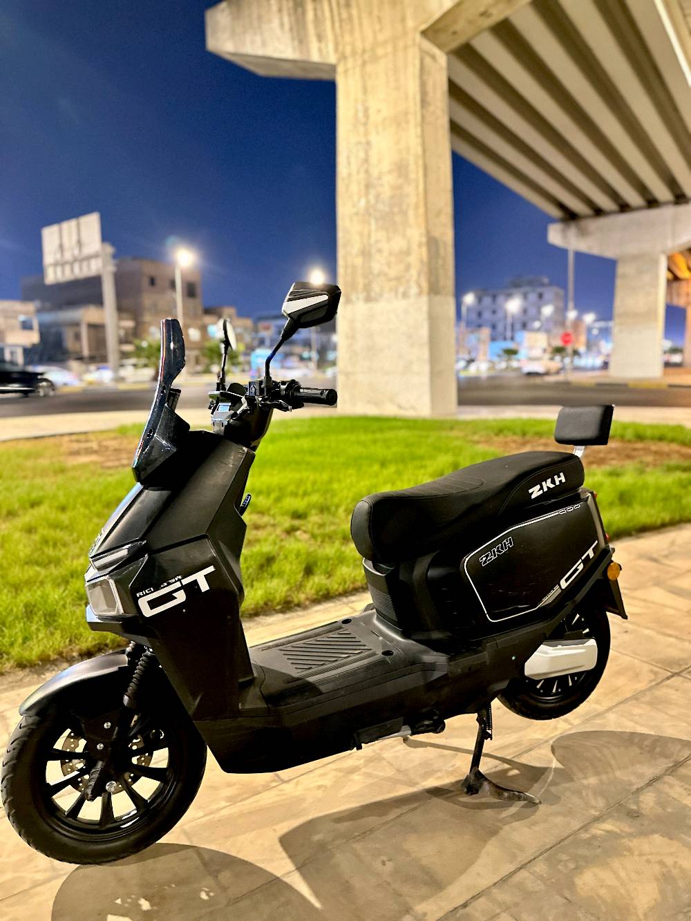دراجة صاعقة  ZKH للبيع في البصرة 2026 شكل مميز 
فوول مواصفات  
⚫️6 بطاريات 32 امبير  نوعية كرافين
⚫️ تمشي بالشحنة الواحده 60  كيلو تقريبا أو أكثر حسب السرعة
⚫️ الكشن طبي 
⚫️ ضد الماء 
⚫️شاشة ديجتال 
⚫️ نضام 3 سرع والسرعة 
السرعة القصوى 80 حقيقي 
 تشغيل بصمه  وسويج 
⚫️ كهربائيات كلهن شغالة بيها رباعية 
لايت زنون عالي وناصي وبگ لايت 
هورن عالي وأشاير يمنى ويسرى 
⚫️ دبل اشارة
⚫️ بلوتوث عالي 
⚫️ شحن سريع شاحنة اصلية 
⚫️ نضام ال R  
⚫️ نضام مثبت السرعة 
⚫️ الملف 2000 w حقيقي 
⚫️ نضام حساسات جانبية وخلفية 
مانع للسرقة 
⚫️ صندوق كبير داخلي
⚫️ غراضهة شاحنة و مرايات
🔴السعر :  800 وبيهة مجال حگ الجية 

العنوان : البصرة : الامن الداخلي

الرقم : ***********