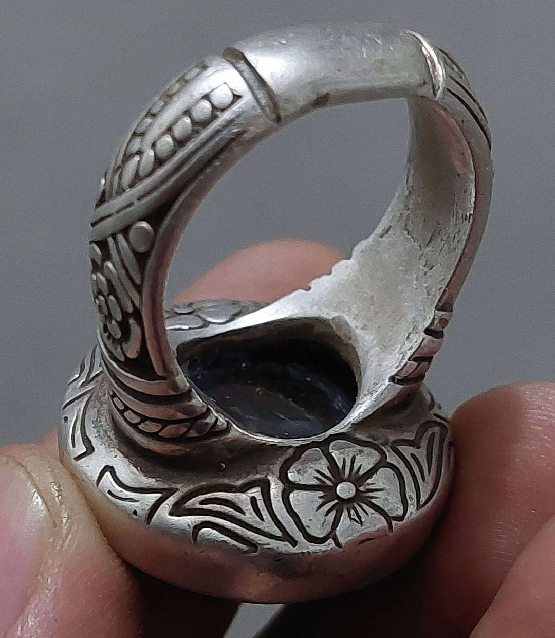 عقيق يماني حر طبيعي غير معالج صياغة يدوية ثقيلة بغداد ***********
