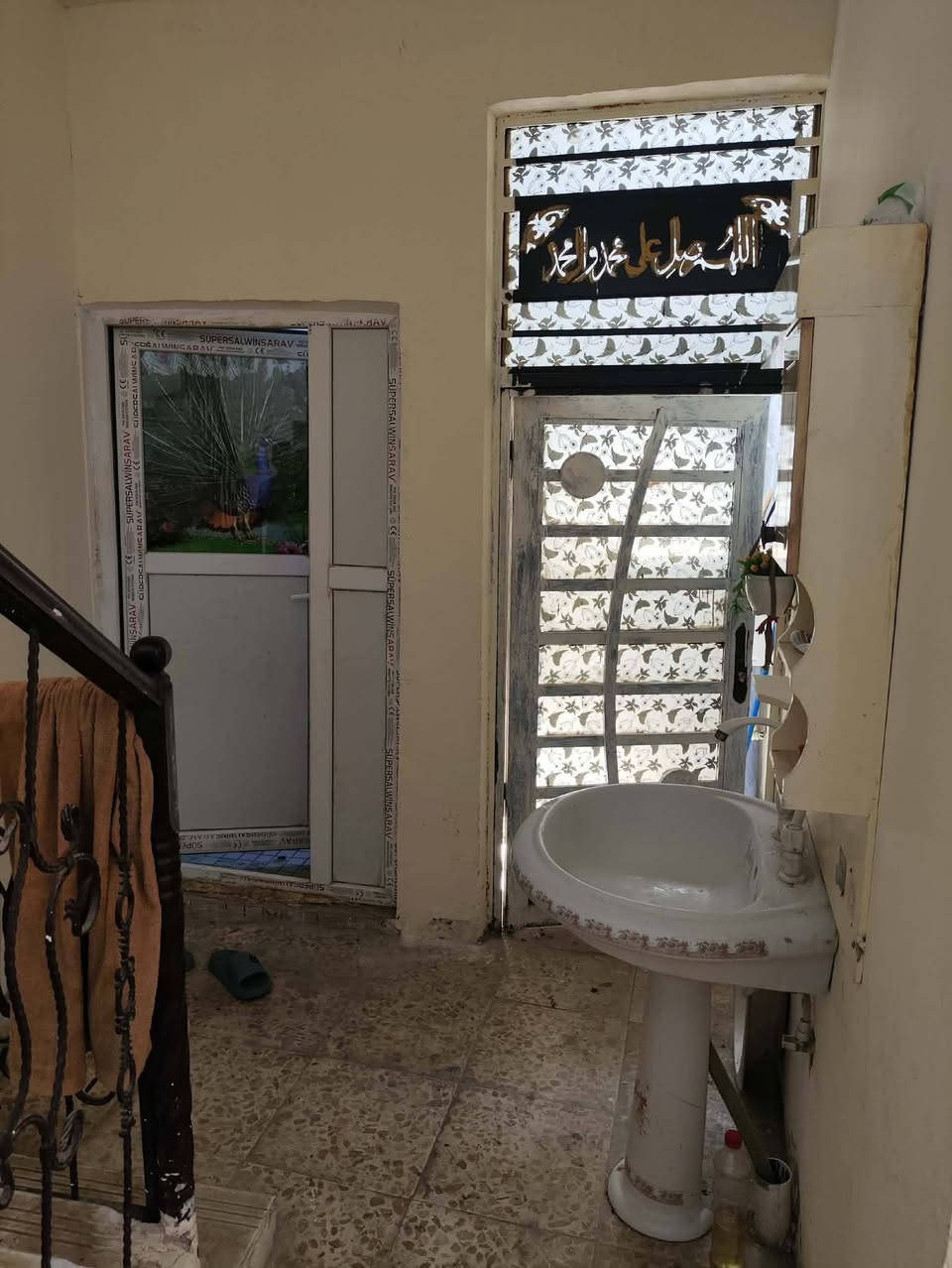 السلام عليكم دار للبيع في كربلاء شارع بغداد عامود 13مقابل حي العباس شارع السيده نرجس حي الأمام الحجه مساحه 100زراعي عقد 117حي سكني خدمات كامله كهرباء ماء مجاري  السعر 50وبي مجال ***********
