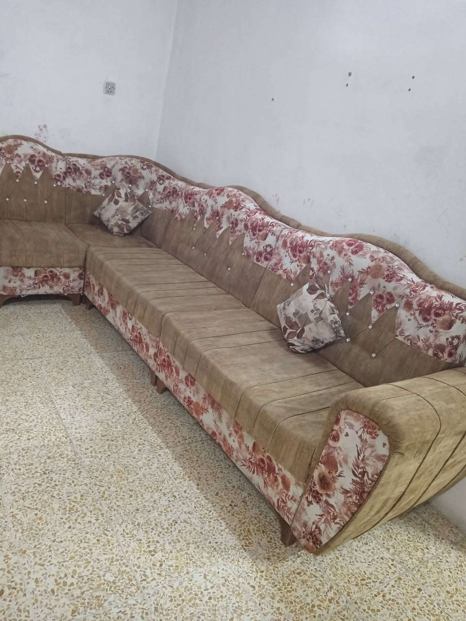 طخم للبيع ١١ متر سعر ٣٠٠ الف مكان حي سومر***********
