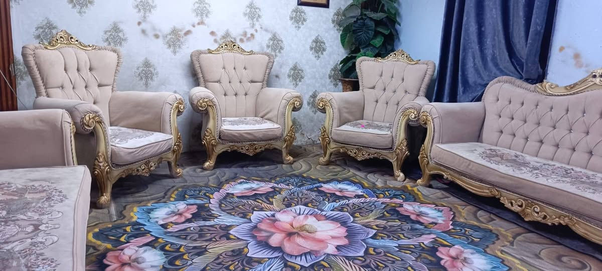 تخم زان 9 مقاعد نضيف جدا مابي ضرر 280 وبي مجال المكان الكاظمية للاتصال ***********
