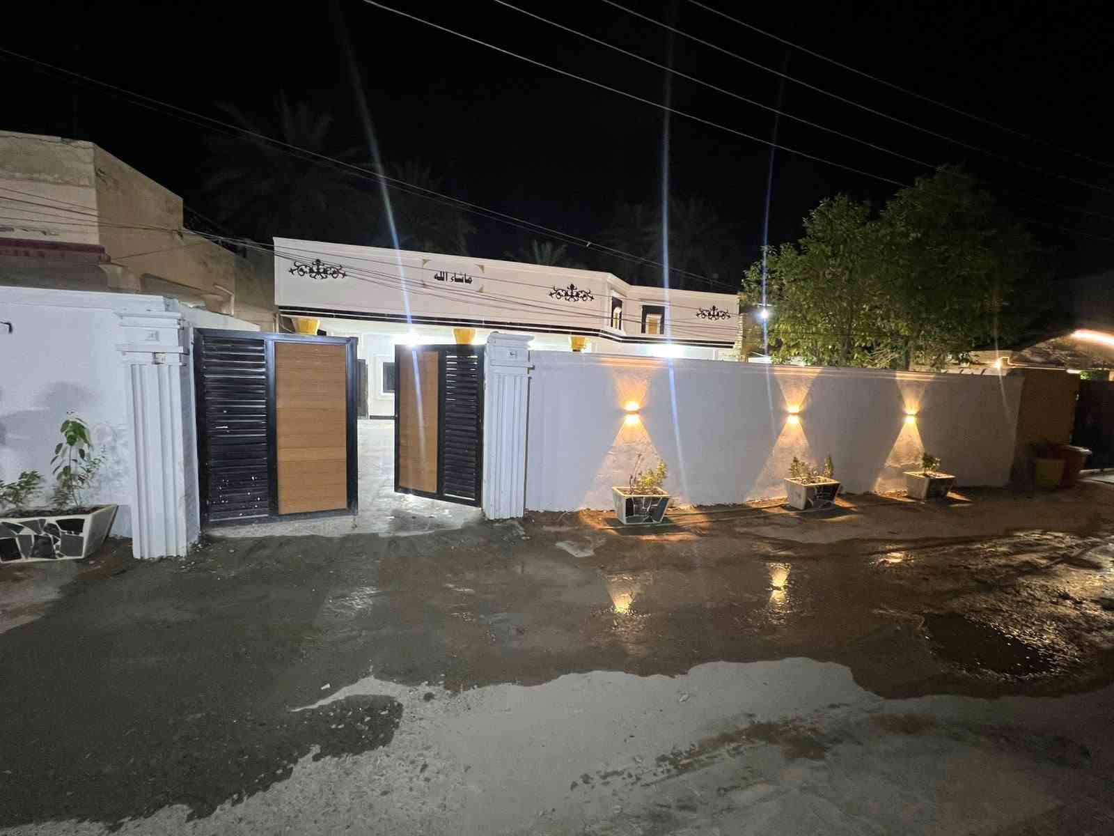 سلام عليكم يوجد بيت للبيع مساحه 340 متر يحتوي على 2غرف نوم واستقبال ومطبخ وحولي وصحيات طابو زراعي سند25 العنوان بغداد الراشديه قرب جامع عبد الكريم ابو غازي الاتصال على الرقم ***********
