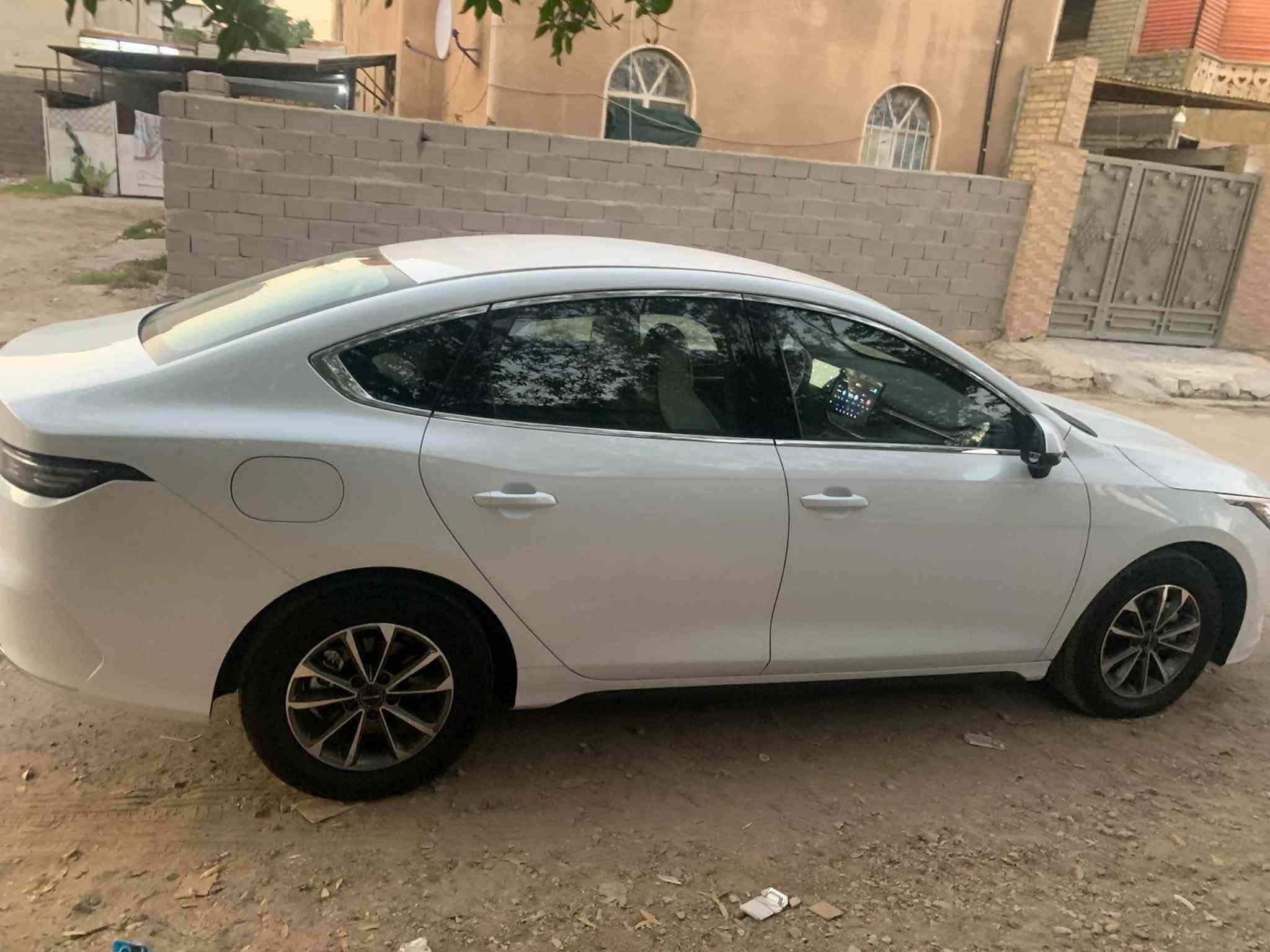 السلام عليكم للبيع دسترويل موديل ٢٠٢٥ السياره زيرو بعده ماشيه 5000  الف الكلي عله وضع الشركه مكفوله كفاله عامه من الصبغ والبارد والفتح وتبديل رقم بغداد بسمي ثاني يوم التحويل حاط كل البرامج بشاشه السياره فول ماعده الفتحه معروفه موصفاته 
مكان السياره بغداد الشعب 
السعر ١٩٨٠٠  غير متواجد علفيس اليحب يتصل اويتفاهم 
الاستفسار ***********
