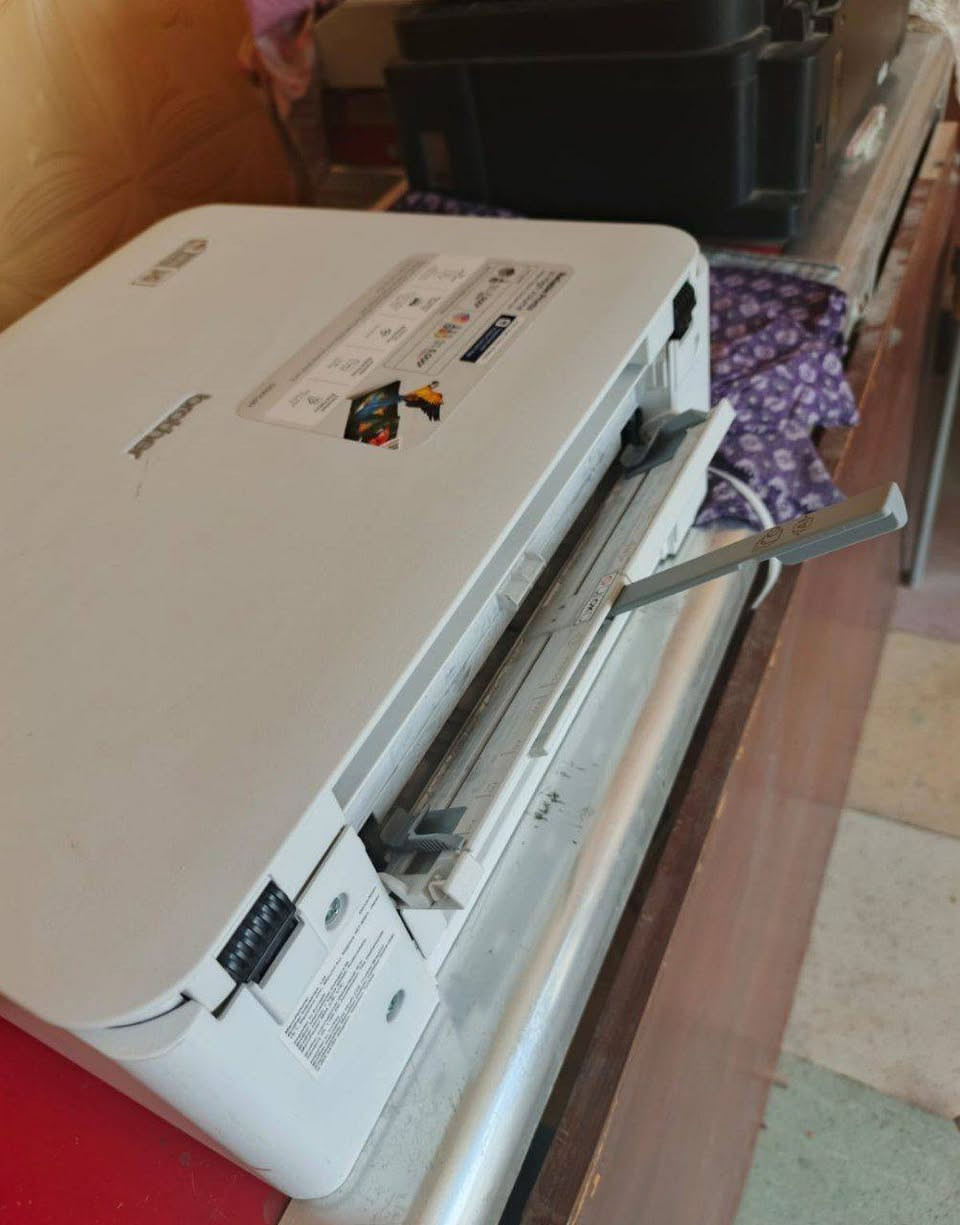 بسم الله الرحمن الرحيم 
السلام عليكم 

طابعة Brother DCP-T536DW   للبيع

*********** واتساب فقط

ملاحظات على الصور المرفقة:
- زمن الصور  تقريبا قبل اسبوع من زمن النشر
- كمية الحبر بالحقيقة اقل من الصورة بقليل كونها استعمات بمكتبة استنساخ خلال هذا الاسبوع
- يمكنك طلب ورقة الفحص التاكد من الجودة
- عدد الصفحات اكثر بقليل من المعروض بالصورة كزنها استعملت بمكتب استنساخ خلال هذا الأسبوع 

ملاحظة مهمة: عندما استعملناها في مكتب استنساخ اكتشفت ان الطابعة احيانا يظهر فيها خطا من السكنر ( فتطلب الطابعة ان اطفأها واشغلها ) فقمت بذلك وصارت تاخذ سكنر عادي، بعد  السؤال قيل لي انه يجب ان يتم فتح السكنر وتنظيفه ( من الغبار مثلا )، لكن اغلب استعمالنا للسكنر لم يظهر الخطا .

يوجد توصيل لمحافظة البصرة ( عن طريق تطبيق بلي )
