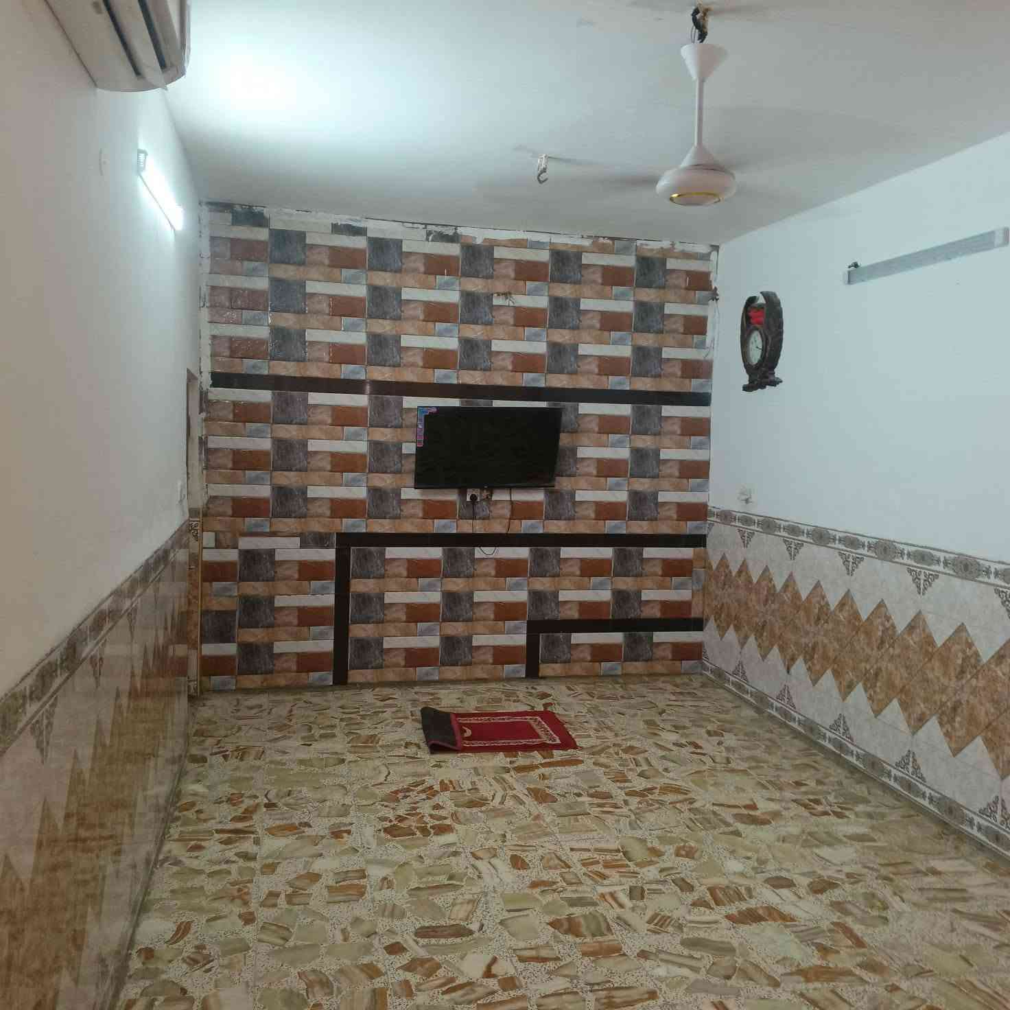 السلام عليكم يوجد بيت المساحة 200متر يحتوي على استقبال وصالة ومجمع صحيات ويحتوي على حمام خارجي وحمام داخلي يحتوي على غرفتين نوم ويحتوي على غرفة في الطابق الثاني البيت في حي بدر قرب علاوي ابو الدهن أو قرب مدرسة الرحمان للاستفسار اتصل ***********
