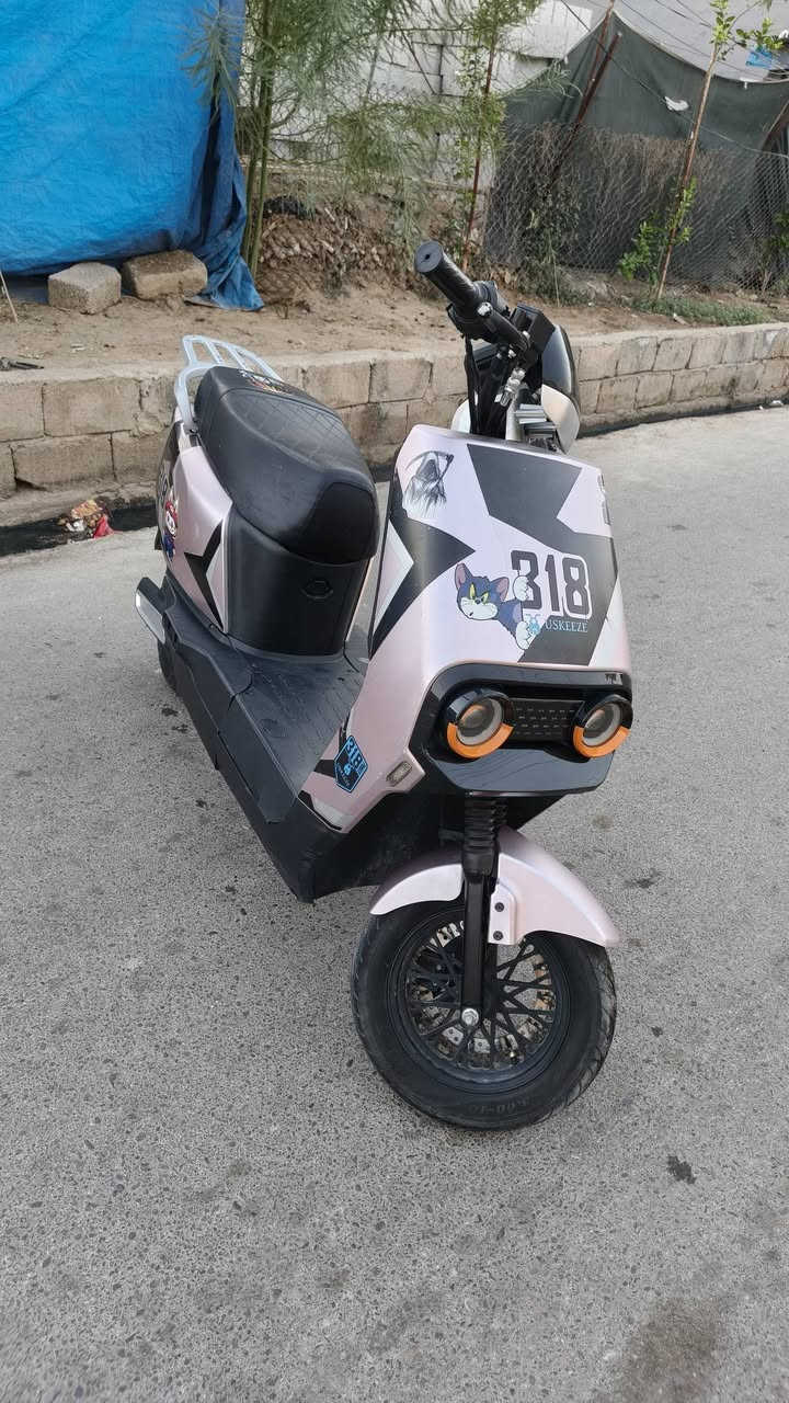 للبيع 318 موديل 2025 بطاريات 6 دبل انضاف  ملف 2000 سرعه 99 حقيقي 75 اربع نمر مطور مرتب وا كلو شغال مابيه اي عطل  الصوره ضالمته لن دنيه ليل 😅 مطور على وضع الشركه تعال افحص واخذ السعر 550وابيه مجال شي قليل مكاني موصل حي عدن رقم الهاتف *********** بيه واتساب
