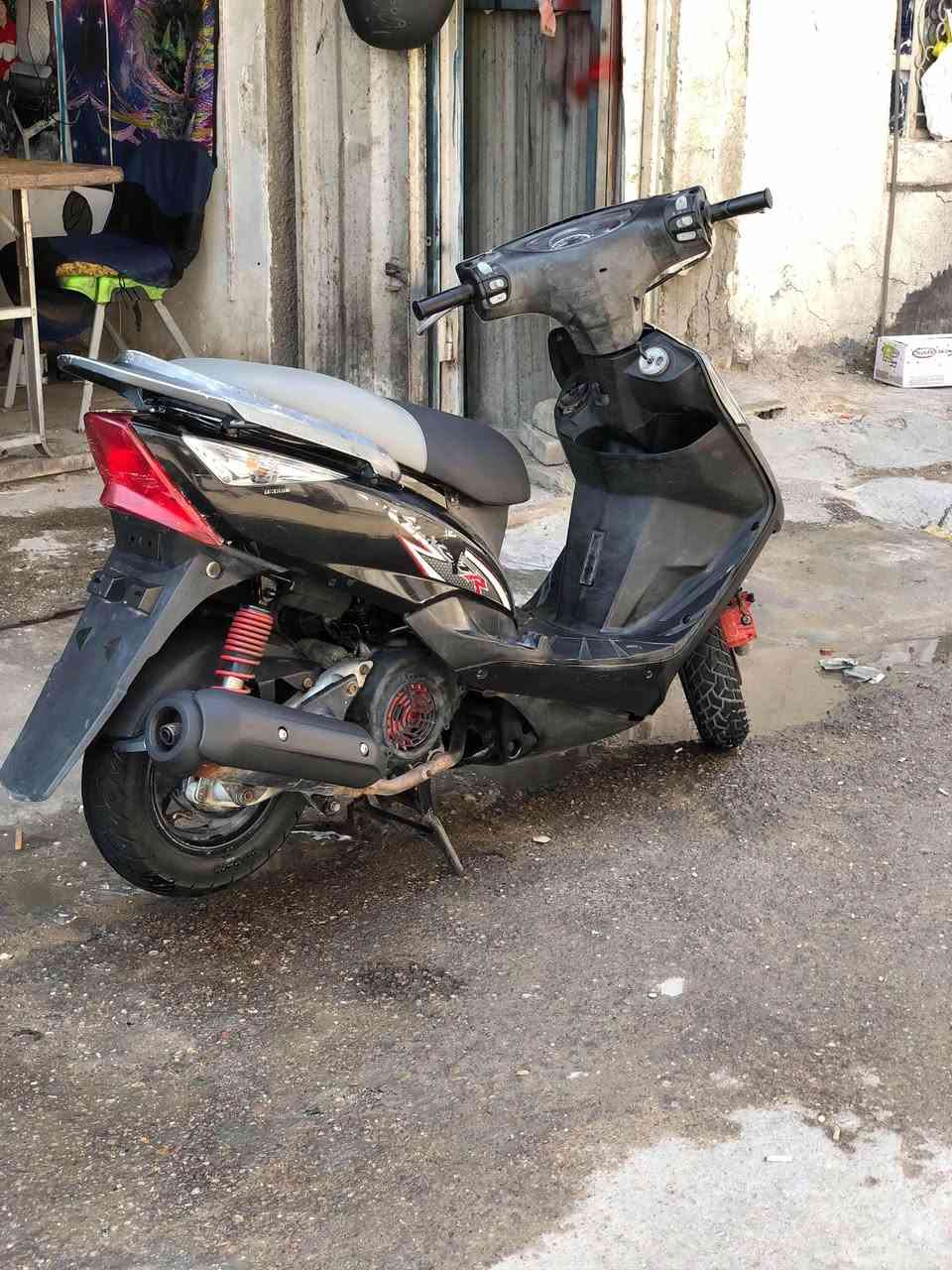 السلام عليكم شباب دراجه ثعلب للبيع دراجه كلها بلاديه كهربائياتها كلها شغاله  باي وقت نكره سعرها 550 وبيها مجال مكان الحريه هذا الرقم ***********
