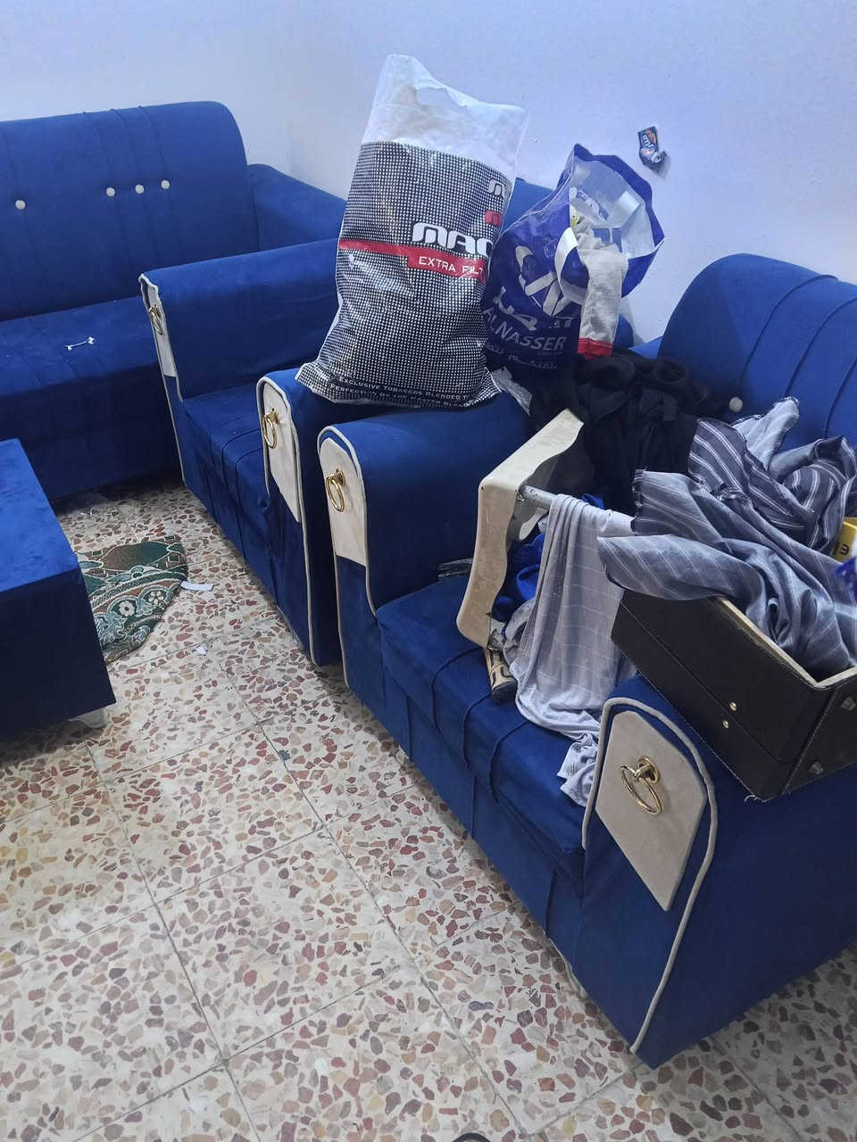 تخم • كنبة • قفل