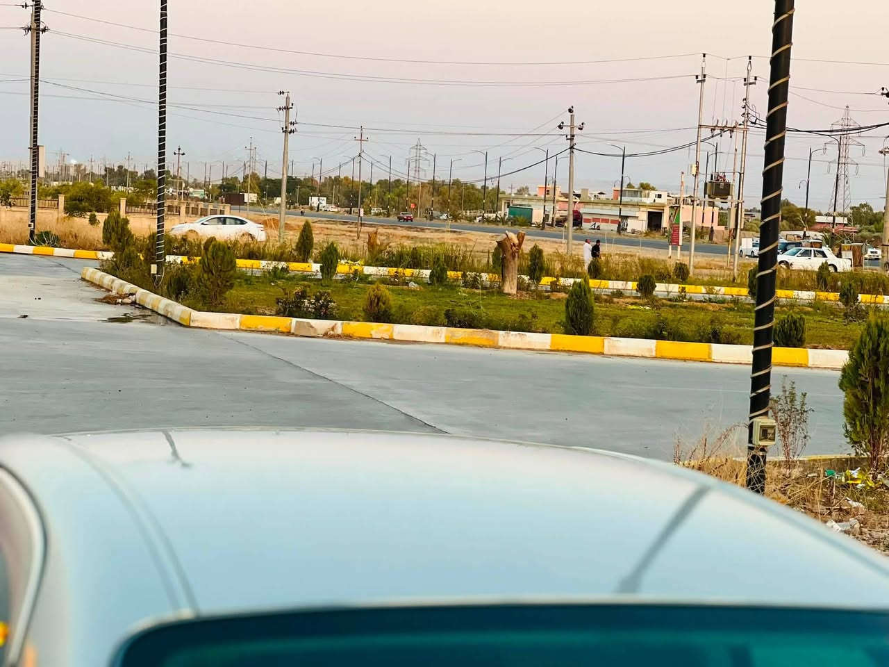 سەرتا بەناوی خودای گەورە
شاهینەی-١٨٢ی بێ دووکەڵ

بڕاوە کۆدی بۆکراوە

حاسە کۆشین هێتەر جەلد،

سپۆرتی ٢٠٠٥، بێلادسپۆرتە،

ناوەڕەش وەک سفروایە

کەڤەر و سەقفی وەشەرت

چوار ویلی مای باخ لەژێریتی وەک سفروایە،

سەیارەکەمان هێ ماعەرزنیە، چرکێکو سەت دۆلار$ببڕە،

موشتەری نیت سەری خۆمو خۆت مەئێشینە

***********

سعری-47وگەڵاو ماعمەلەکی برایانە
سەیارەکە لە کفریە
