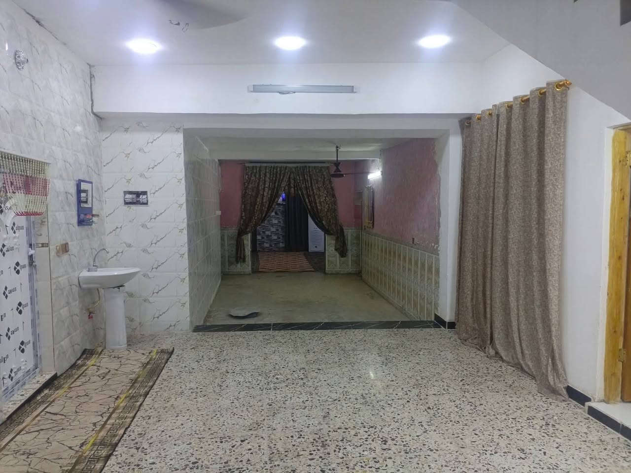 سلام عليكم
بيت الايجار مع الاثاث
المساحة 600
يحتوي على 5 سبالت
منضومة كامرات 
 غرف نوم عدد7
 صالة عدد 3
مطبخ عدد 2
استقبال
حمامات عدد 5
العنوان حي السفير غرب كراج الشماعية
الرقم ***********

نص مكتوب في الصور:
- INFINIX HOT 9 PLAY AI CAMERA