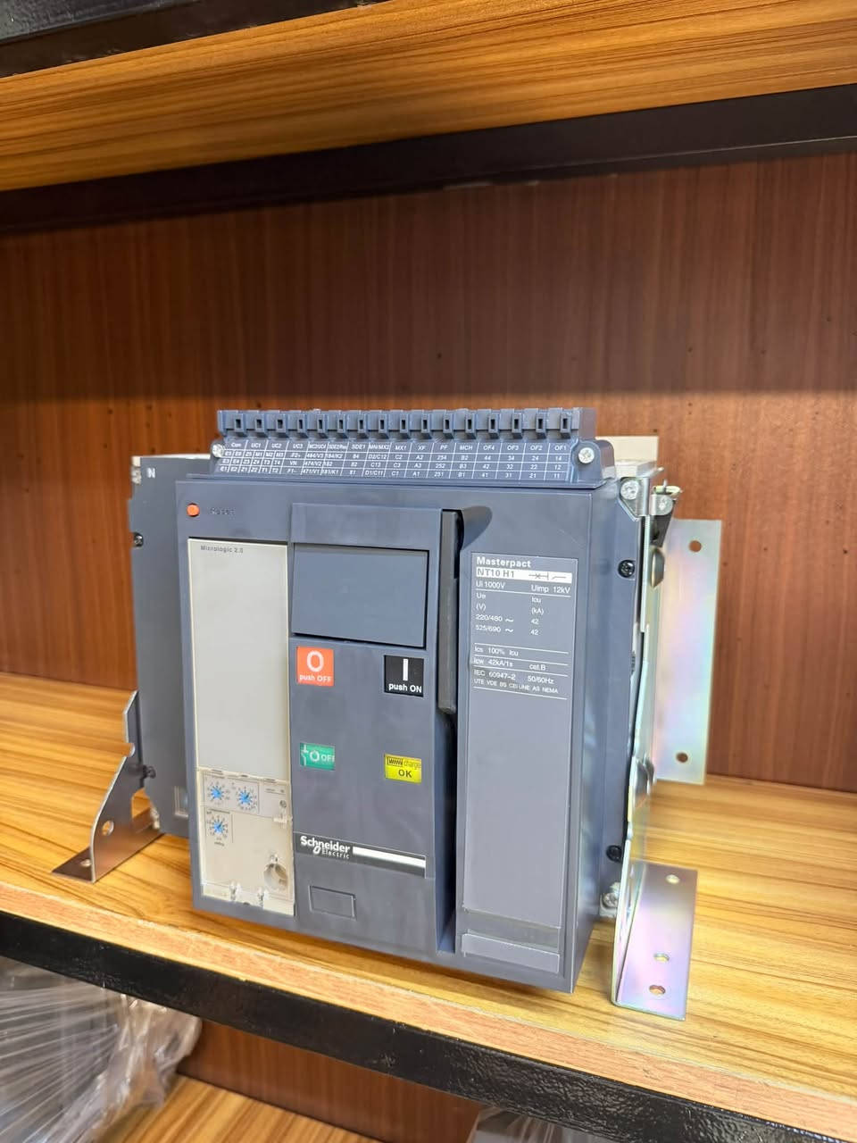 ⚡ معرض النور لتجارة المواد الكهربائية ⚡

🔌 قواطع Schneider Electric NT رباعي.

✨ بنضافة تتجاوز ٩٥٪؜
ومتوفرة الآن بكميات محدودة وبأسعار تنافسية.

🔹 الأمبيريات المتوفرة:
800A – 1000A – 1250A – 1600A

✅ جودة واعتمادية عالمية من Schneider Electric
✅ بنضافة تتجاوز ٩٥٪؜
✅ مناسبة للأعمال والمشاريع الكهربائية
✅ كميات محدودة
✅ أسعار تنافسية
🚚 توصيل متوفر إلى جميع محافظات العراق

📞 للاستفسار والطلب:
***********

📍 موقعنا: بغداد – الشورجة – عكد النصارة
خلف جامع أبو التمن مباشرةً

معرض النور لتجارة المواد الكهربائية
اختيارك الموثوق لتجهيز المواد الكهربائية.
