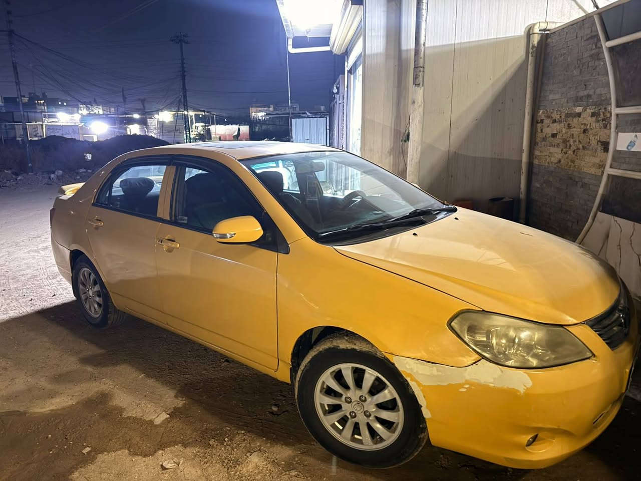 السلام عليكم BYD للبيع مديل 2013 سيارة جاهزة مكينة وكير خير من الله تبريد ثلج صدر امامي خلفي جديد تخم تاير جديد سيارة كل نقص مابيهة  هيئة وخرامات مصفرة السعر 54 وبيهة مجال قليل مكاني بغداد الحسينية  للستفسار ***********
