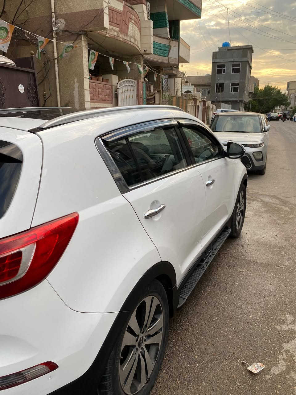 السلام عليكم
سبورتج ٢٠١١ لون ابيض بانوراما رقم مشروع وطني بغداد انكليزي
سنوية نافذة لغاية ٢٠٣٠
خليجي محرك ٢٠٠٠ دوش
بيها جاملغ ايمن صبغ بدون دواخل 
وبارد بالباب الخلفي الايمن 
الكير مضبوط المحرك بي تبخير قليل جدا
السيارة تبريدها ثلج جاهزة متصرف عليها
السعر 122$ وبيها مجال قليل حك الجية 
مكانها بغداد - الاعظمية  
للاتصال 
***********
