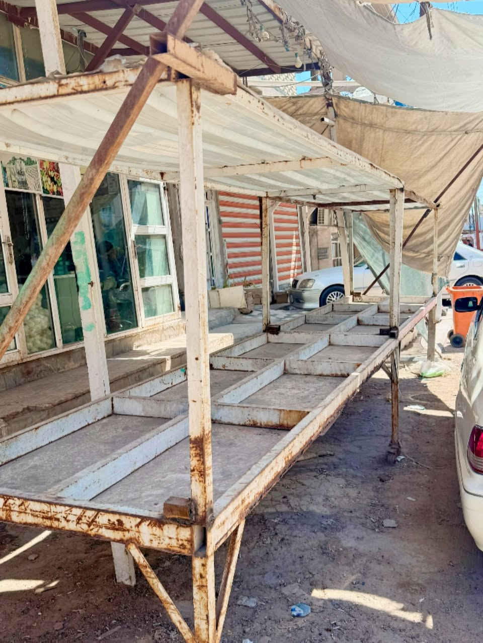 السلام عليكم ميز مخضر قطعتين هنا وعمارياتهن الطول الوحده 3 امتار المكان نجف شارع حنون السعر 250 وبيهن مجال
