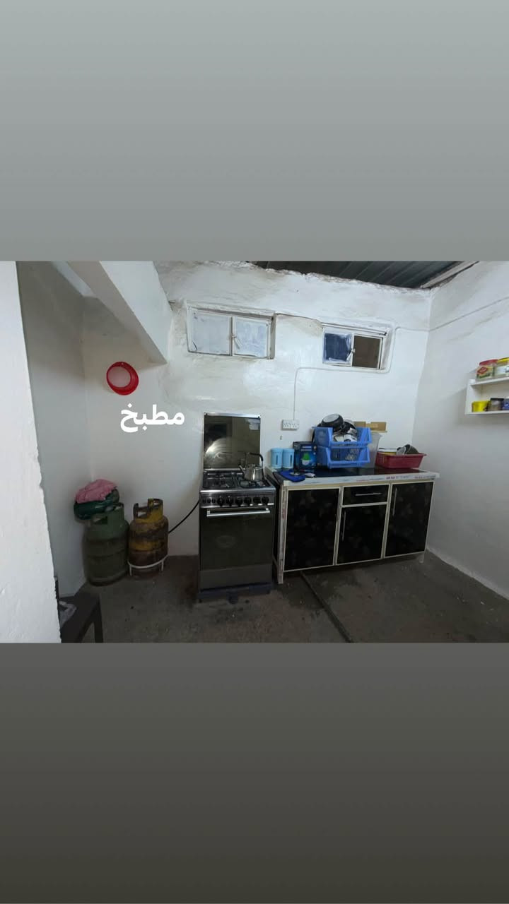 للبيع بيت 135 مربع واجهه 8
3غرف معه مطبخ وصحيات 
غير معمار ملك صرف سند 26 باسم شرعي 
المنصور خلف محطه الكهرباء 
رقم اسيا : *********** 
رقم كورك: ***********5قابل تفاوض

نص مكتوب في الصور:
- واجهه
- ترك
- مطبخ
- كراج
- غرفه 2
- غرفه 3