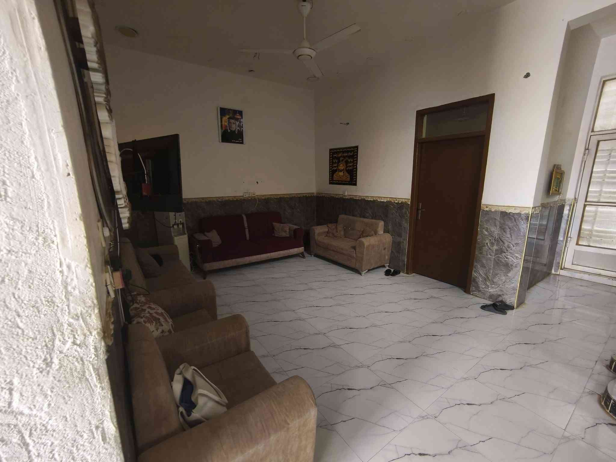 بيت للبيع في شطره منطقه حي الامام المهدي 
بيت مساحه 200م يتكون من طابقين  الطابق الاول يحتوي على استقبال وصاله ومطبخ وغرفتين وحمام عدد 2 ومنور والطابق الثاني يحتوي على صاله و٤ غرف وحمام 
تفاصيل السعر على الرقم  
***********
