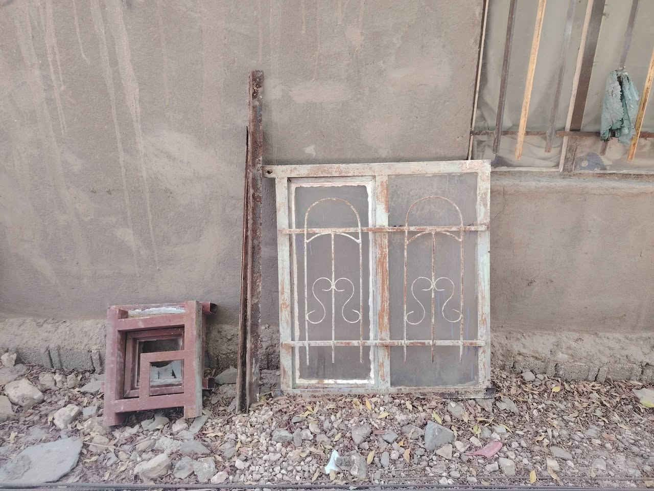 شبابيك وهنكلاين. للبيع . ويوجود شيلمانه مترين ومتر ونص  تواصل واتساب ***********
