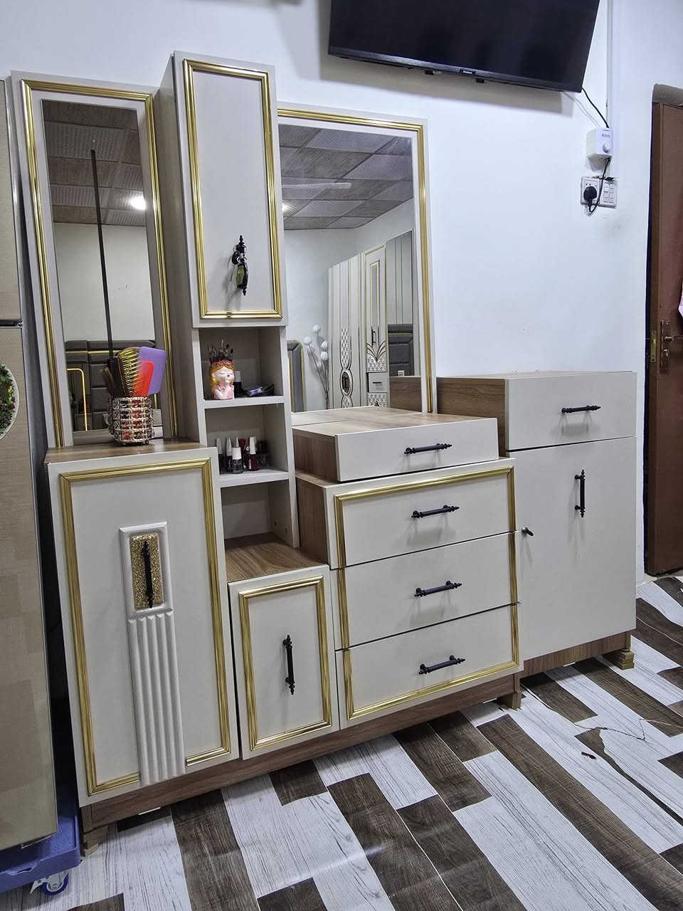 سلام عليكم غرفه تركيه نضيفه كلش السعر مليون ونص وبيه مجال رقم ***********
