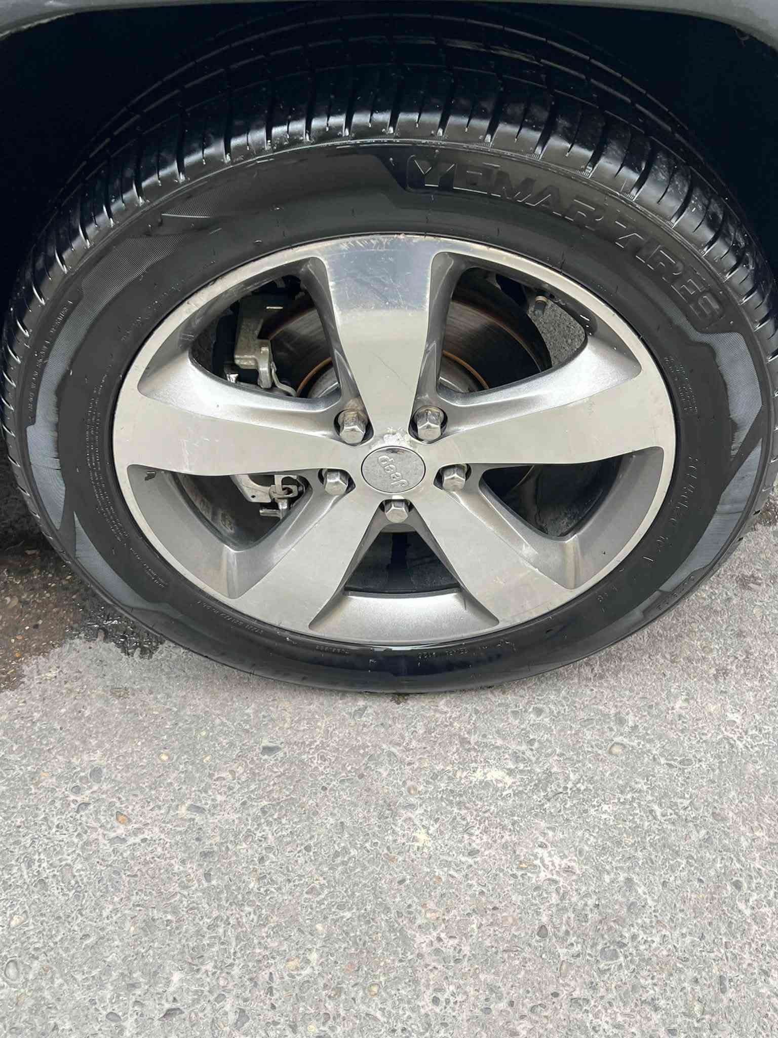 سلام عليكم
جيب امريكي فول مواصفات 1/ 1بدون حادث 
بيه صبغ ٣ قطع ولباقي مكفول ارباك شواصي مكفول
محرك 6سلندر 3600 صدر جديد تخم تاير 
رقم بغداد دولي بسمي سعر ١٢٥مكان سياره بغداد
 ‭***********‬
