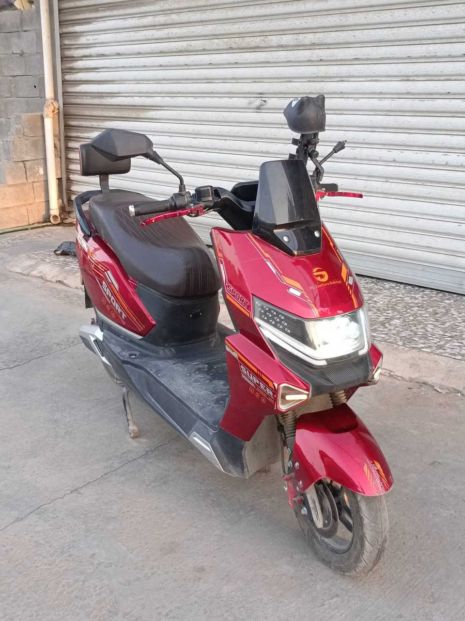 ‏السلام عليكم 🛑
‏🛵دراجه شحن سكنس نثيه
‏موديل 2025
‏💿تايرات جدد جوبلس
‏⚡ملف 2000 نحاس 
‏🦾سرعه ٩٠كم.س
‏🔋٦بطاريات كبار 
‏🪉جهاز انذار لمنع السرقات
‏دبل سويج وتشغيل بصمه عن بعد ومنضومه زنون عدسه وبيها نظام بك R🛑 وشاشه اعطال 
‏ واحله من الصوره السعر 550 وبيها مجال للطيبين المكان بغداد زعفرانيه
‏للاستفسار ***********
‏
