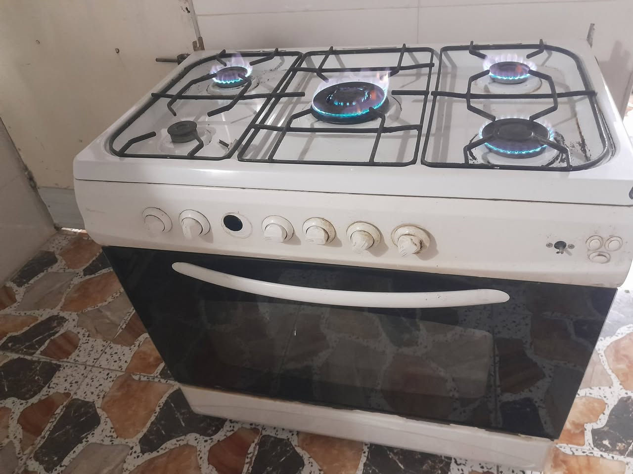 متاح طباخ تركي شغال كامل مع الفرن  بس عين وحده ينرادله تصليح فول نضافه سعرو 65 وبي مجال الشراي ينتصل *********** المكان حي السماح
