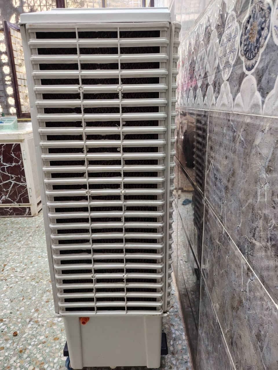 سلام عليكم  💥💦 مبرده حجم. كبير. جديده كلش كلش نضافه 100/100.     لا مزروفه ولا داخله تصليح ابد سبب بيع ضيق مكان   جاهزه. 3. سرع واتر بم موزع هوه كامله. قفل تايرات. سعر 150 وبيها مجال. مكاني بغداد حسينة رقم هاتف فقط واتساب ***********
